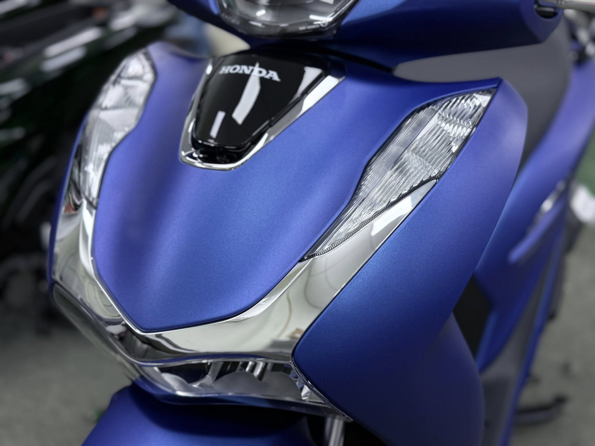 Xe tay ga Honda nhiều người mê vừa về màu mới cực đẹp, đi gần 45km hết 1 lít xăng, phanh ABS trước-sau - Ảnh 2