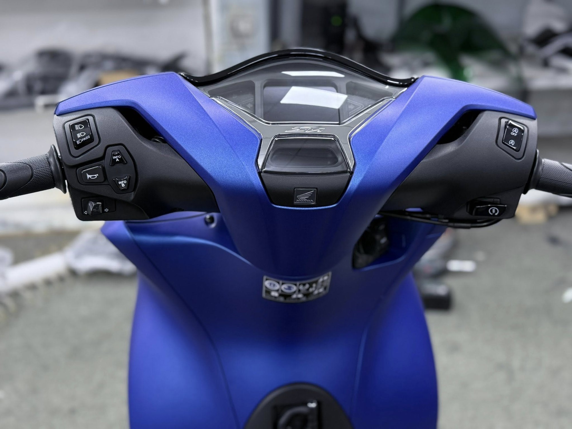 Xe tay ga Honda nhiều người mê vừa về màu mới cực đẹp, đi gần 45km hết 1 lít xăng, phanh ABS trước-sau - Ảnh 8