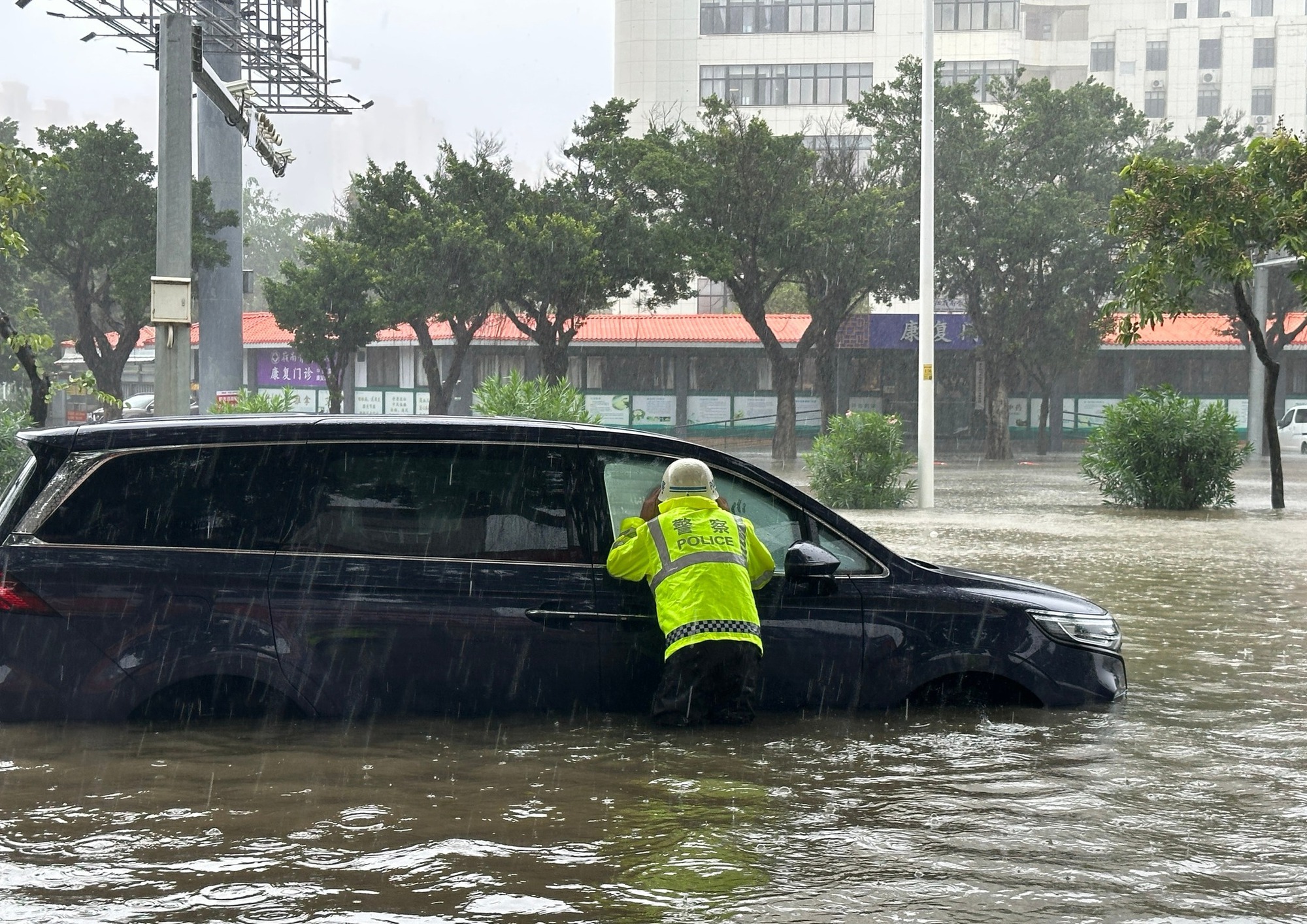 Những hình ảnh cận cảnh bão Matmo càn quét Trung Quốc - Ảnh 3