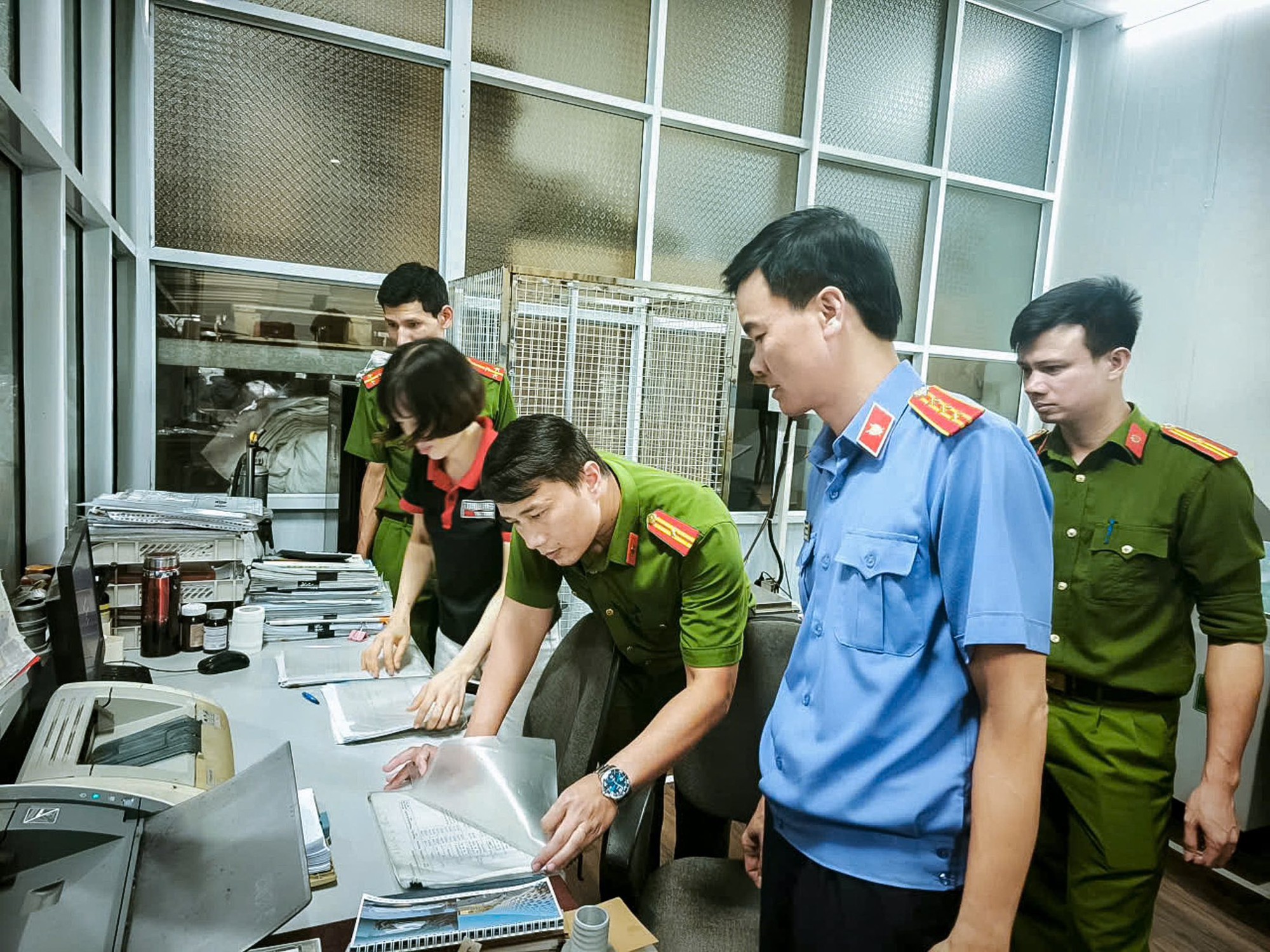 Hình ảnh Công an khám xét kho chứa bình chữa cháy giả của công ty TNHH PCCC Tomoken - Ảnh 8