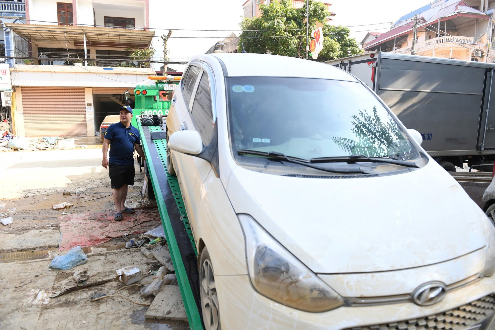 Xe ngâm lũ 3 ngày đặc kín bùn đất, nằm la liệt ở Thái Nguyên: Cứu hộ căng mình giải cứu - Ảnh 1