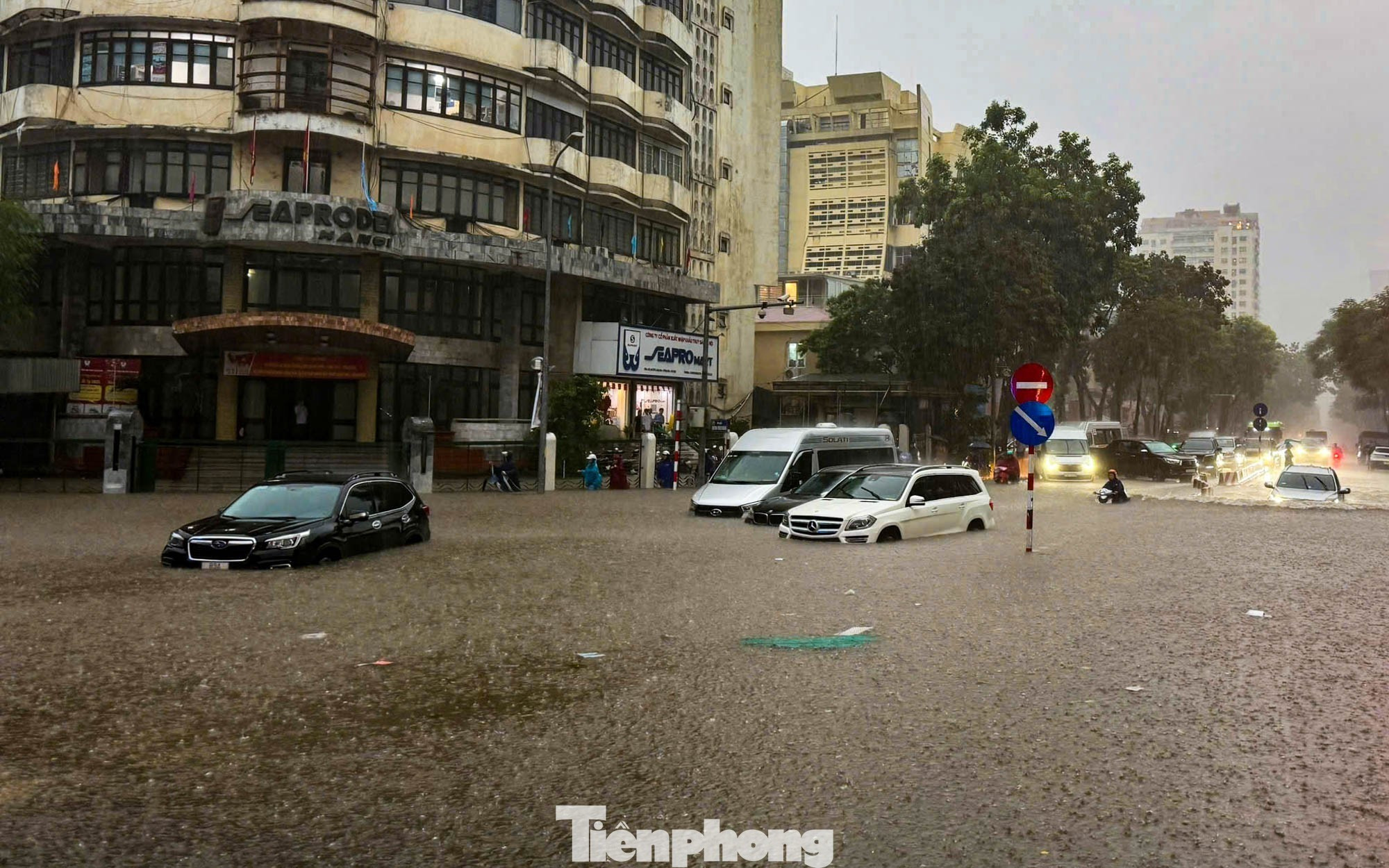 Thấy gì từ việc Hà Nội bị 'nhấn chìm' sau trận mưa lớn? - Ảnh 3