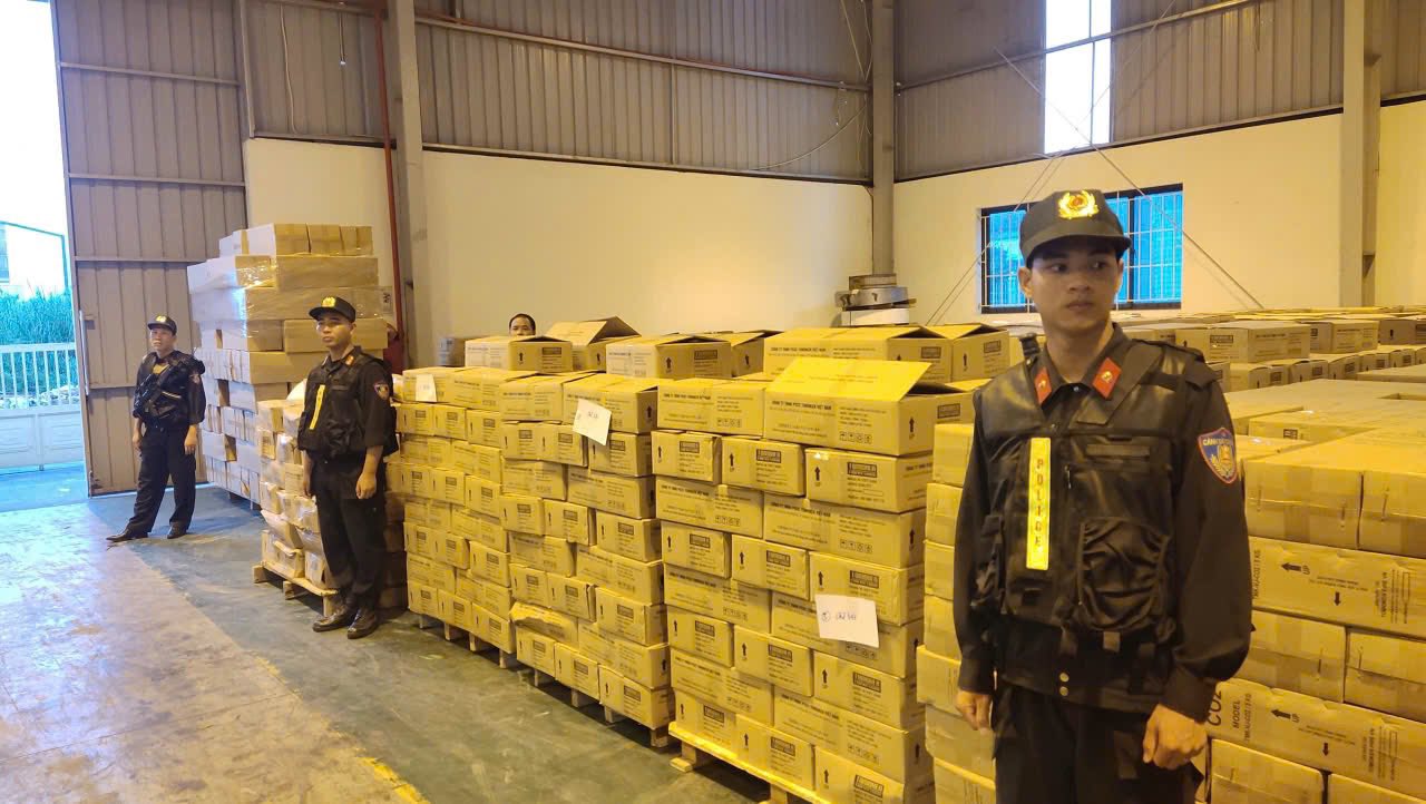 Hình ảnh Công an khám xét kho chứa bình chữa cháy giả của công ty TNHH PCCC Tomoken - Ảnh 7