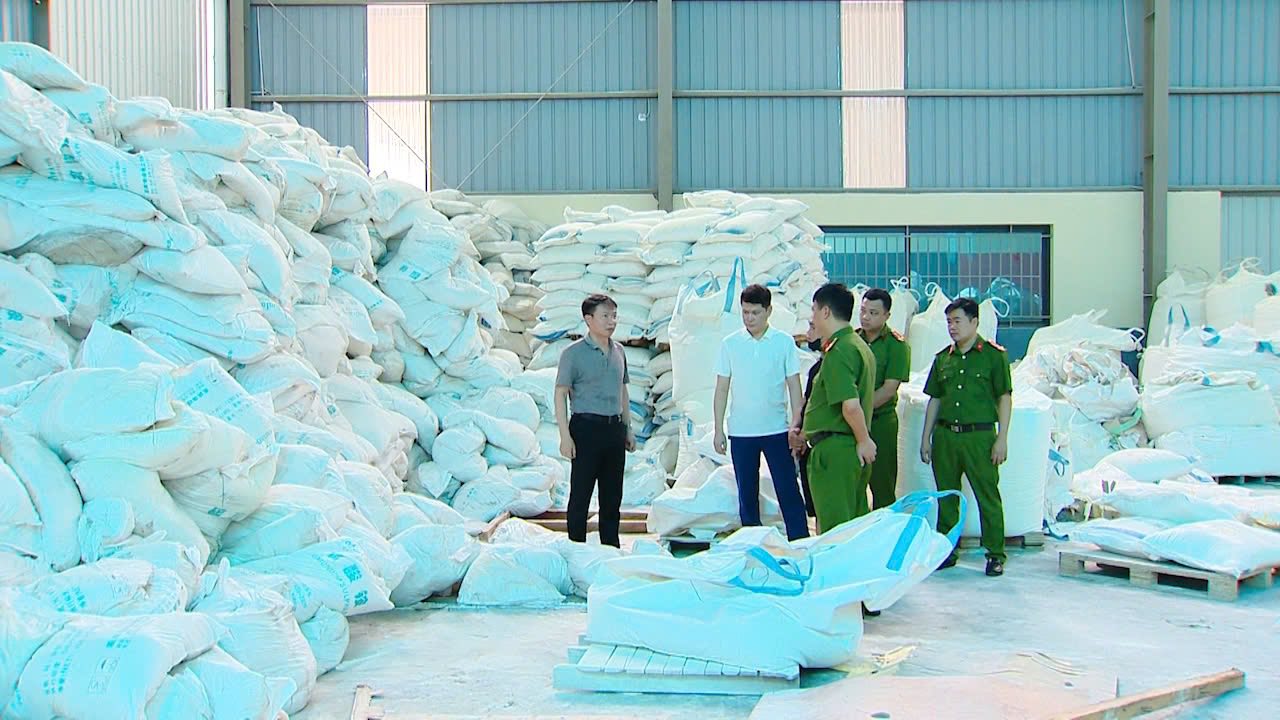 Hình ảnh Công an khám xét kho chứa bình chữa cháy giả của công ty TNHH PCCC Tomoken - Ảnh 12