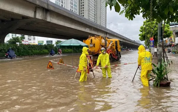 Trời hửng nắng, Hà Nội vẫn còn nhiều điểm ngập sâu - Ảnh 2