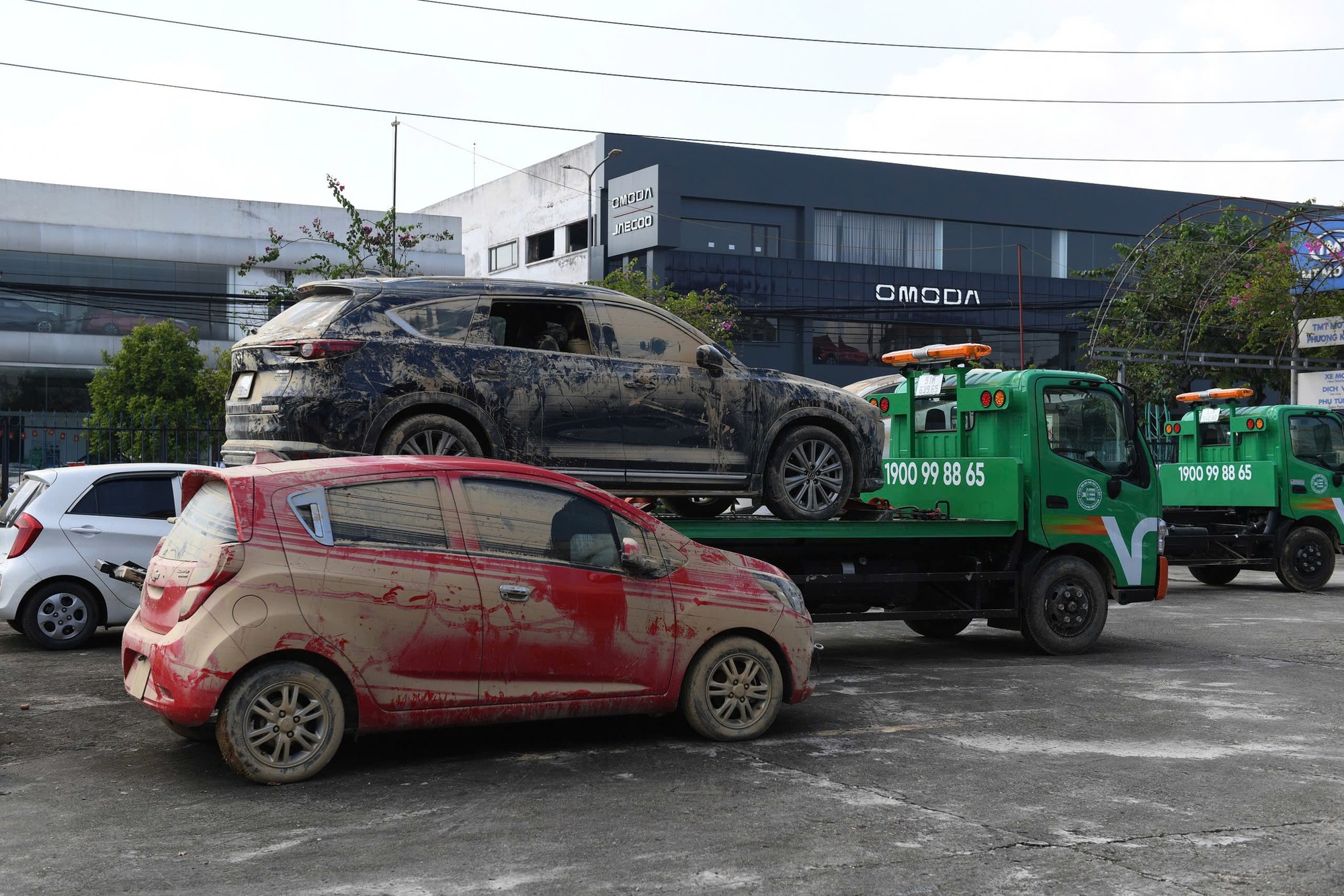 Xe ngâm lũ 3 ngày đặc kín bùn đất, nằm la liệt ở Thái Nguyên: Cứu hộ căng mình giải cứu - Ảnh 2