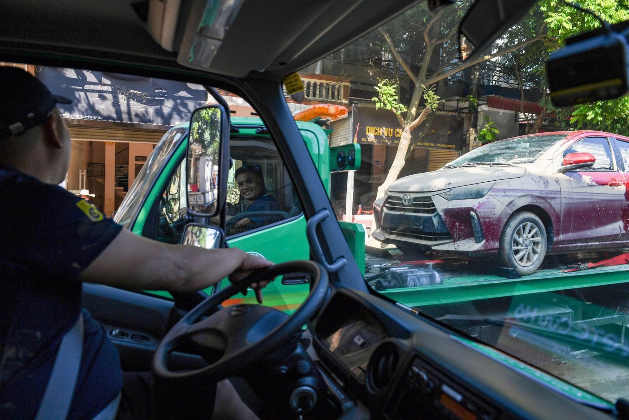 Xe ngâm lũ 3 ngày đặc kín bùn đất, nằm la liệt ở Thái Nguyên: Cứu hộ căng mình giải cứu - Ảnh 3