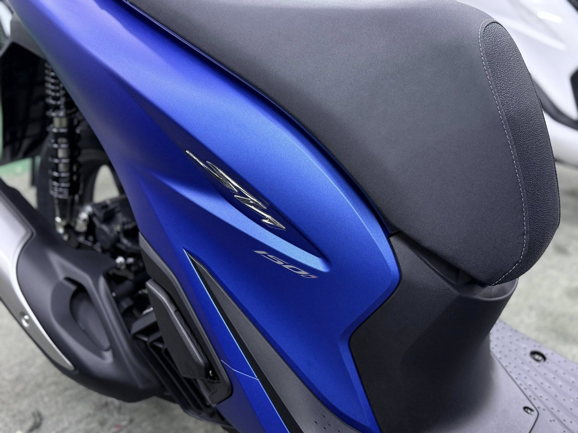 Xe tay ga Honda nhiều người mê vừa về màu mới cực đẹp, đi gần 45km hết 1 lít xăng, phanh ABS trước-sau - Ảnh 7