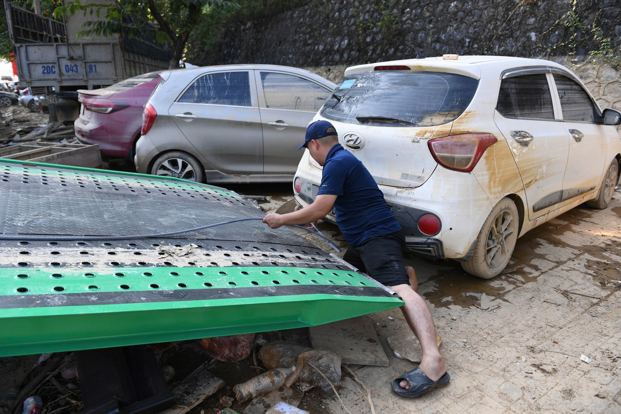 Xe ngâm lũ 3 ngày đặc kín bùn đất, nằm la liệt ở Thái Nguyên: Cứu hộ căng mình giải cứu - Ảnh 4