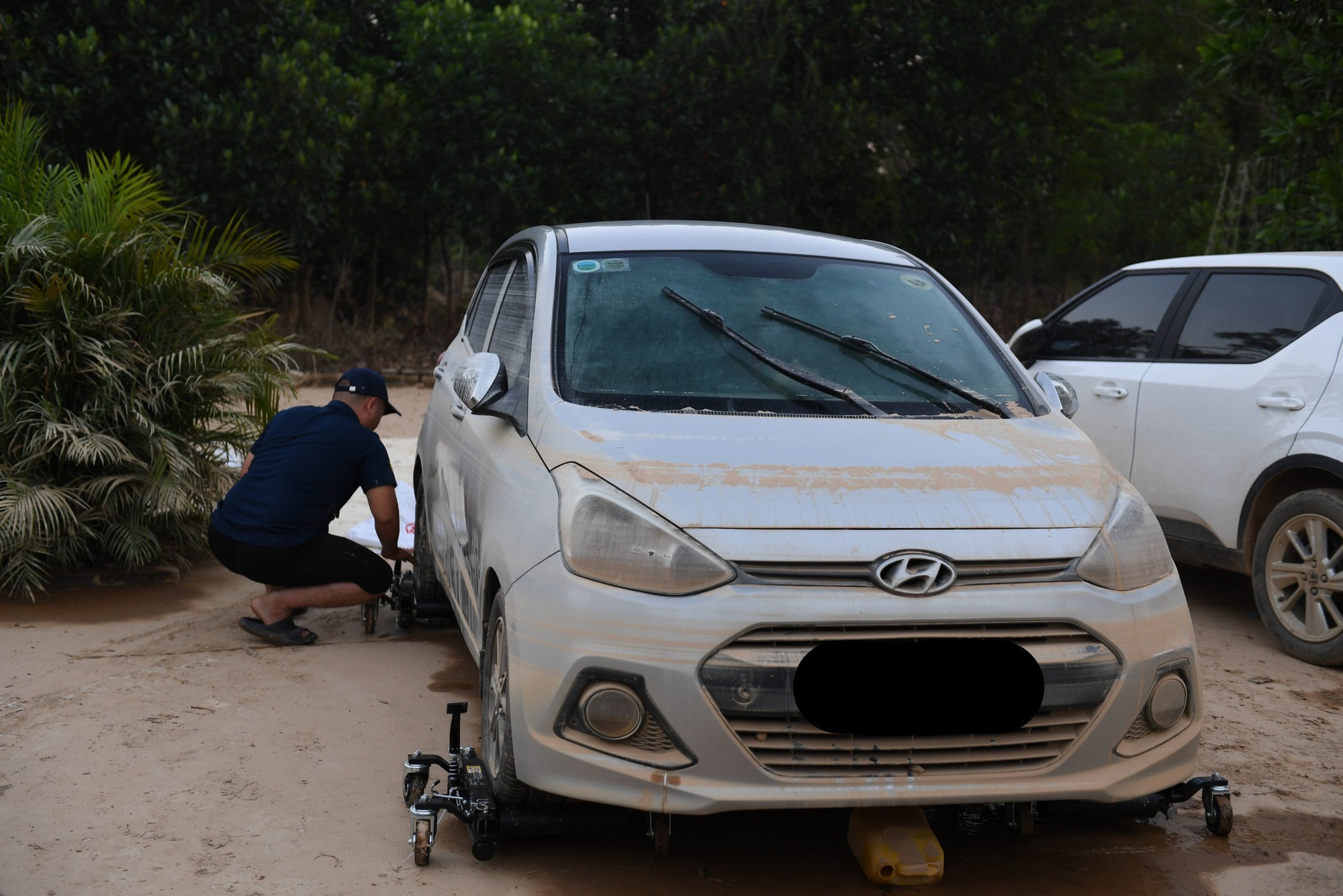 Xe ngâm lũ 3 ngày đặc kín bùn đất, nằm la liệt ở Thái Nguyên: Cứu hộ căng mình giải cứu - Ảnh 6