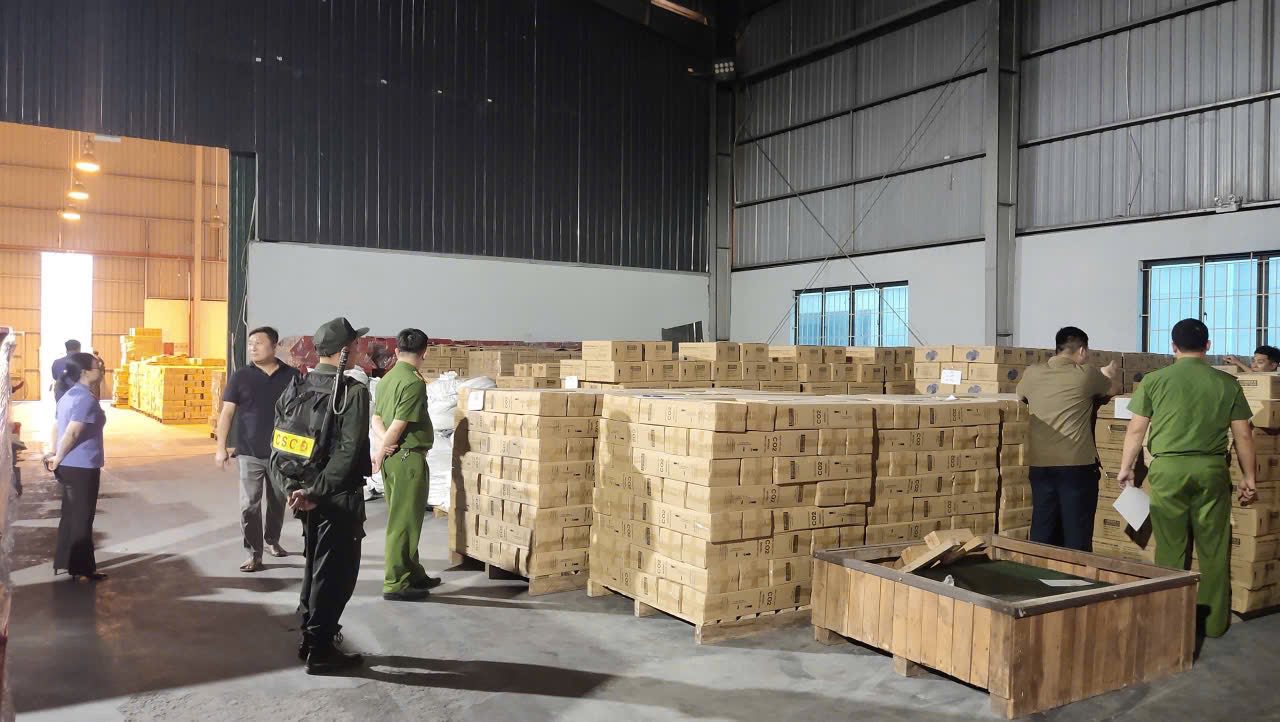 Hình ảnh Công an khám xét kho chứa bình chữa cháy giả của công ty TNHH PCCC Tomoken - Ảnh 6