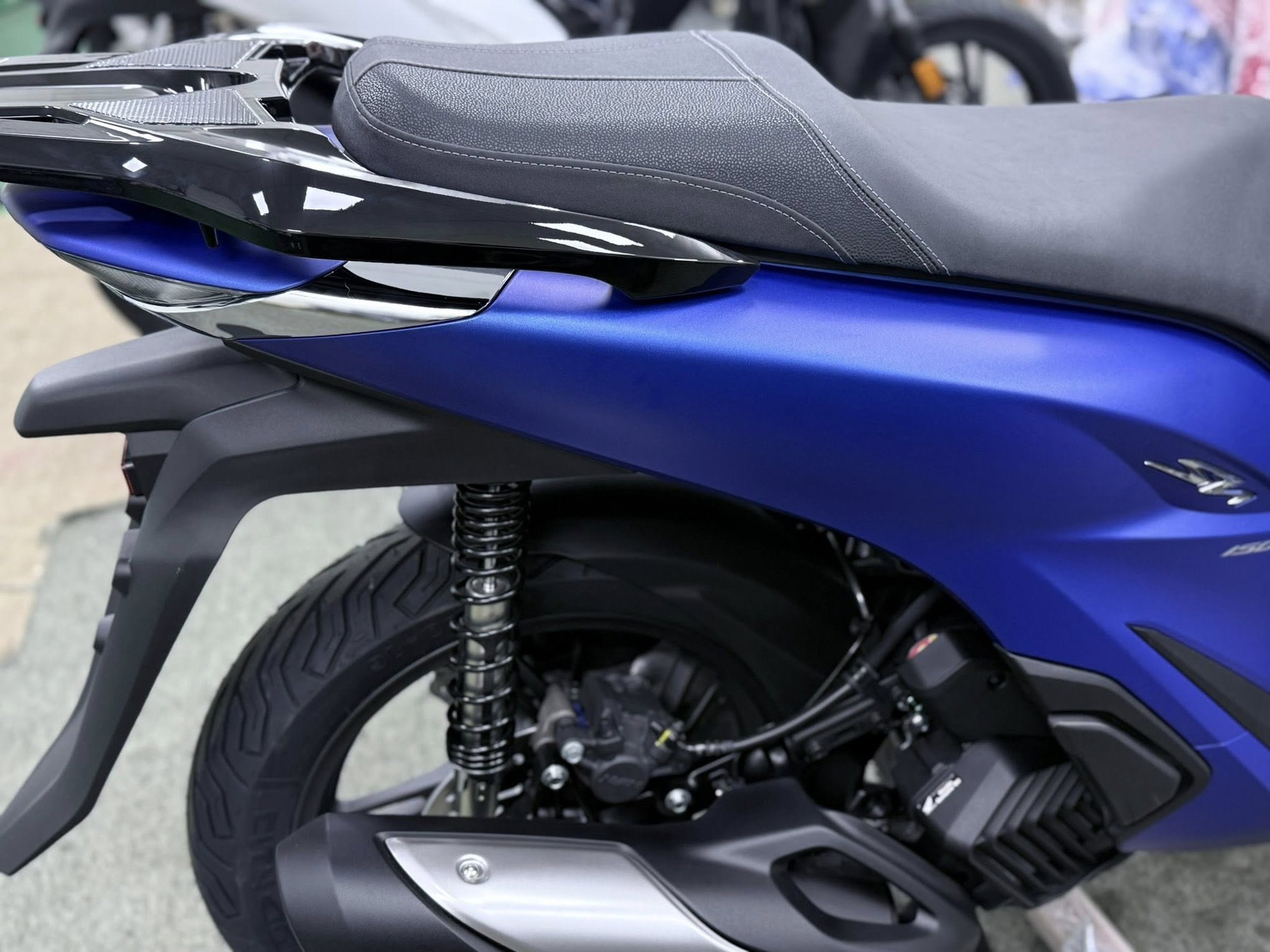 Xe tay ga Honda nhiều người mê vừa về màu mới cực đẹp, đi gần 45km hết 1 lít xăng, phanh ABS trước-sau - Ảnh 6