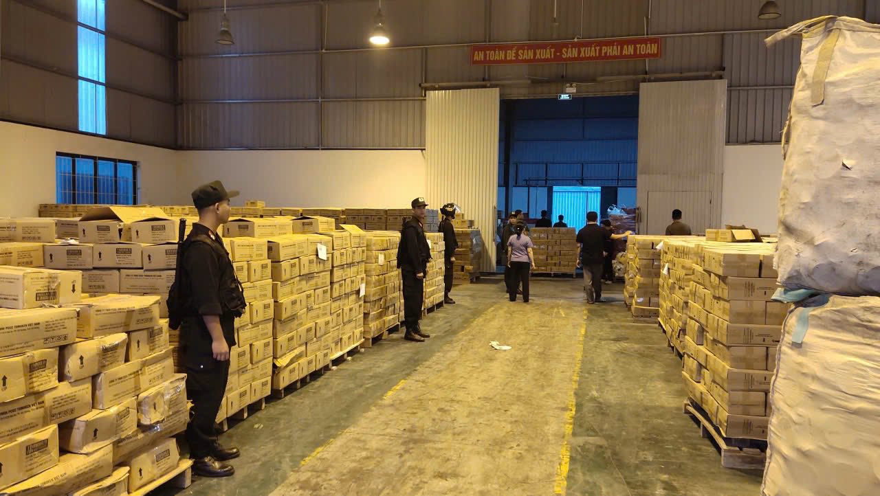 Hình ảnh Công an khám xét kho chứa bình chữa cháy giả của công ty TNHH PCCC Tomoken - Ảnh 3