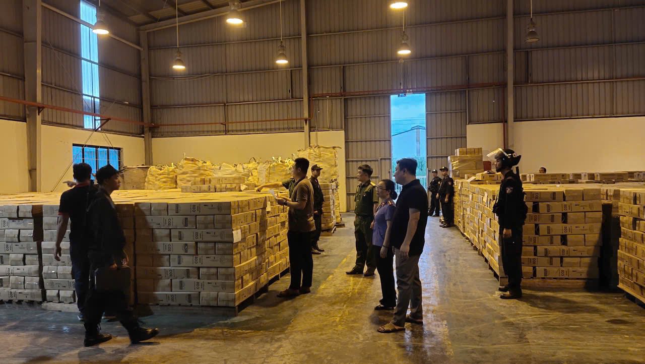 Hình ảnh Công an khám xét kho chứa bình chữa cháy giả của công ty TNHH PCCC Tomoken - Ảnh 4