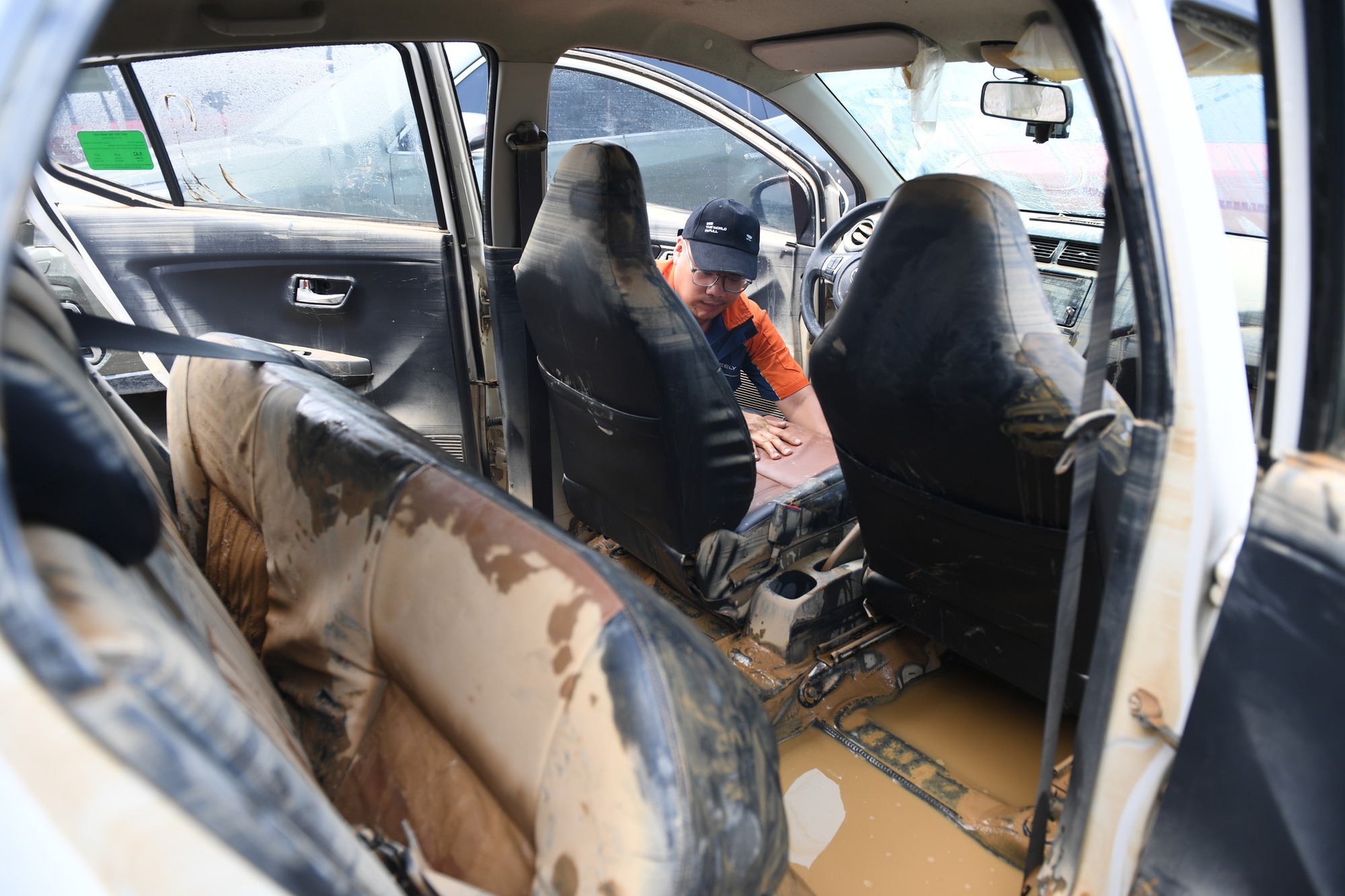 Xe ngâm lũ 3 ngày đặc kín bùn đất, nằm la liệt ở Thái Nguyên: Cứu hộ căng mình giải cứu - Ảnh 10