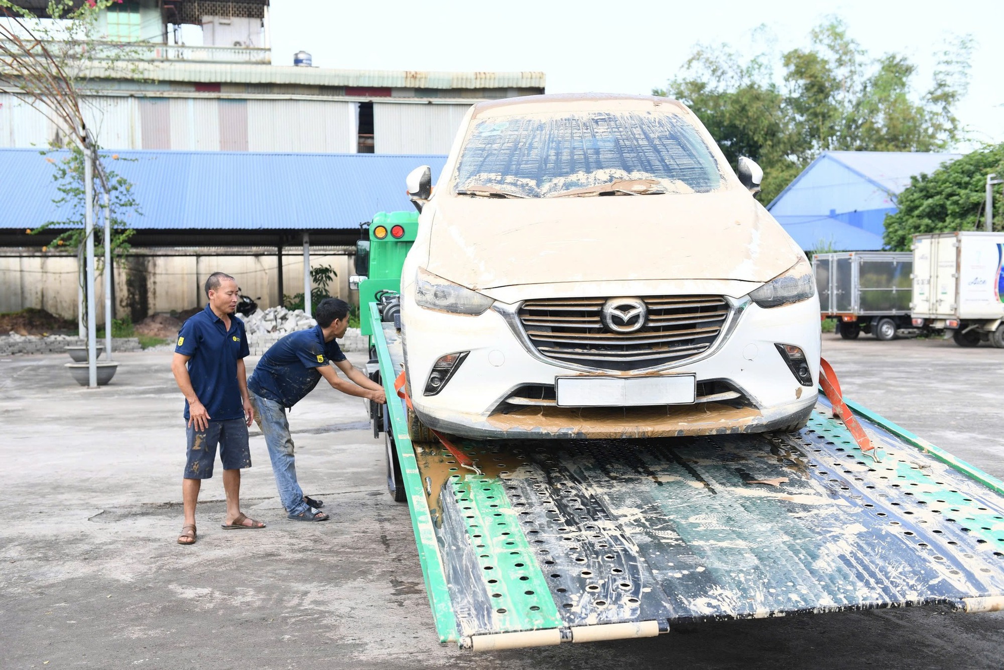 Xe ngâm lũ 3 ngày đặc kín bùn đất, nằm la liệt ở Thái Nguyên: Cứu hộ căng mình giải cứu - Ảnh 11