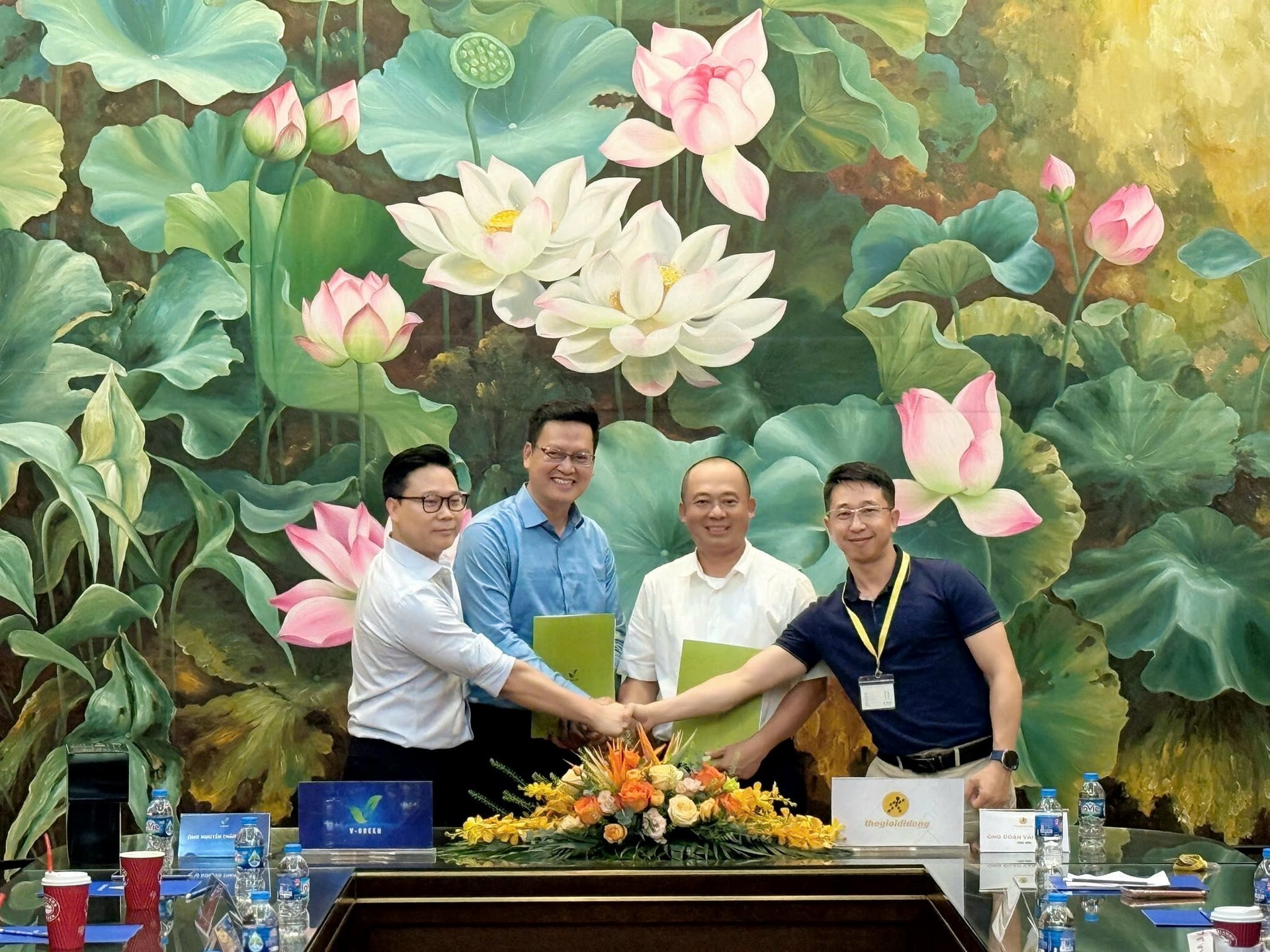 Lãnh đạo Thế giới di động (MWG) thăm nhà máy VinFast, chuẩn bị "biến" chuỗi cửa hàng thành hàng nghìn trạm sạc và đổi pin xe điện - Ảnh 1