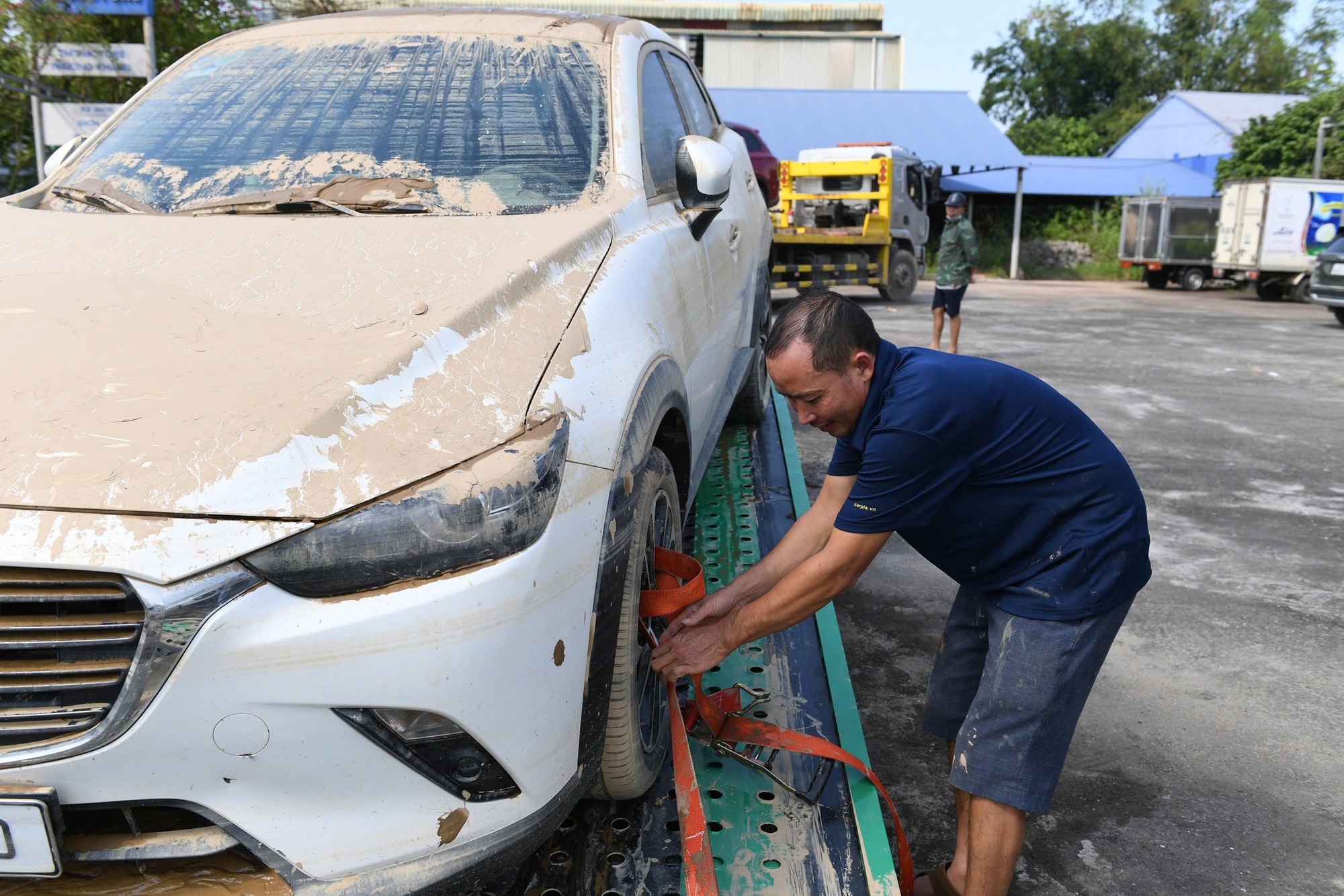 Xe ngâm lũ 3 ngày đặc kín bùn đất, nằm la liệt ở Thái Nguyên: Cứu hộ căng mình giải cứu - Ảnh 7