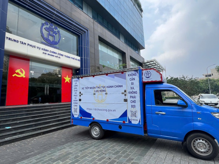Từ hôm nay, Hà Nội giải quyết thủ tục đất đai, đăng ký định danh điện tử VNeID trên xe lưu động - Ảnh 2