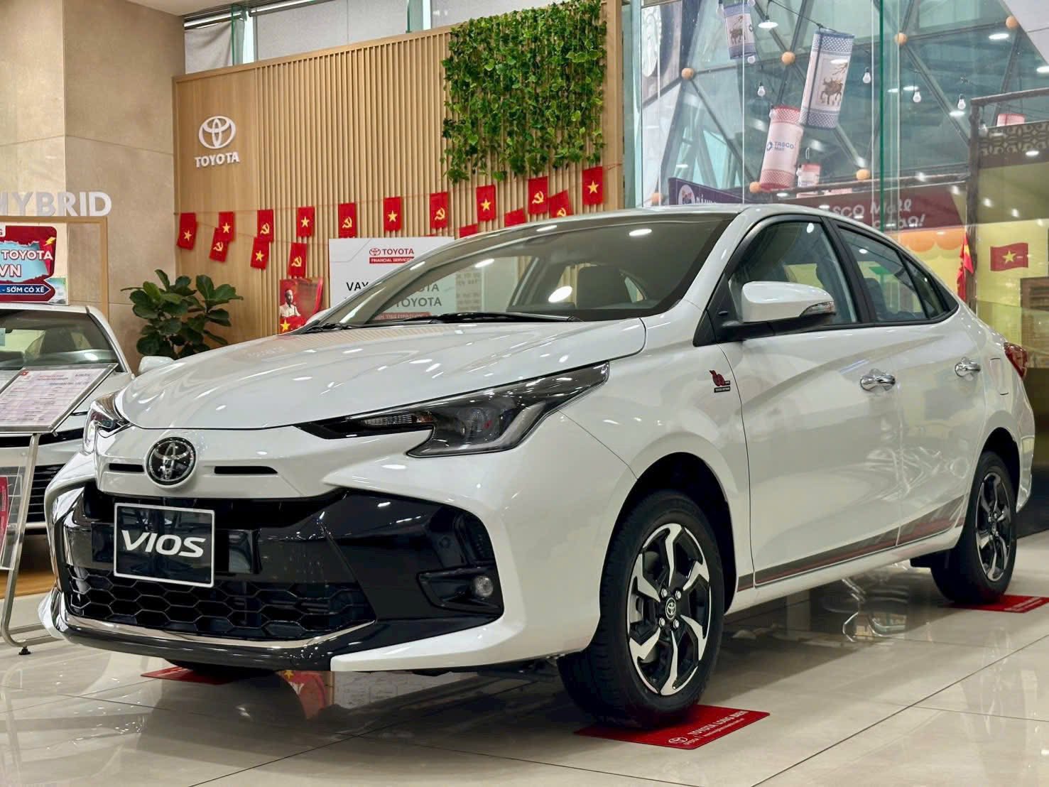 Toyota làm cú đúp bứt lên top 1 doanh số phân khúc tại Việt Nam: Vios giành ngôi vương từ City, Yaris Cross bán vượt VF 6 - Ảnh 2