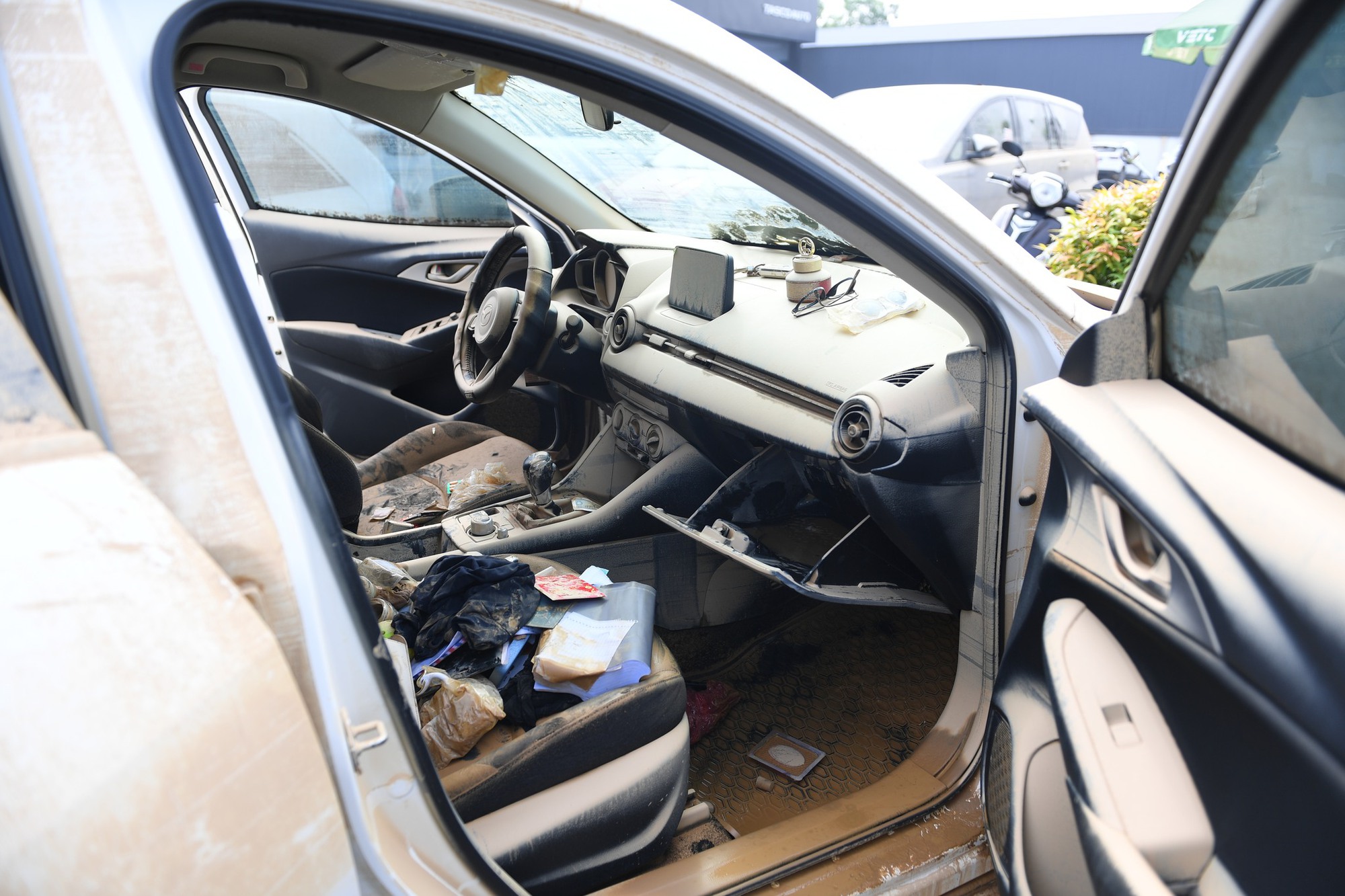 Xe ngâm lũ 3 ngày đặc kín bùn đất, nằm la liệt ở Thái Nguyên: Cứu hộ căng mình giải cứu - Ảnh 15