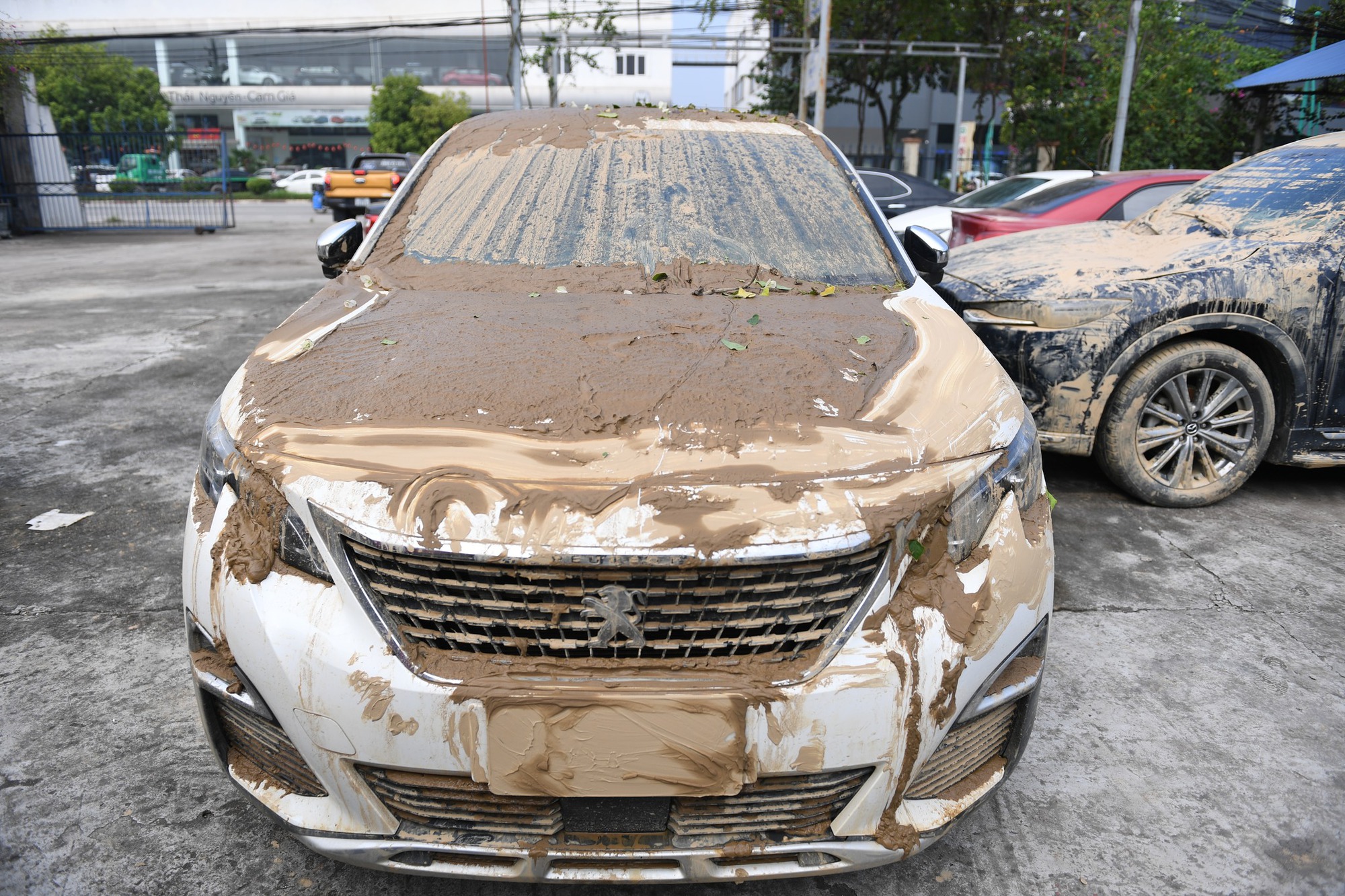 Xe ngâm lũ 3 ngày đặc kín bùn đất, nằm la liệt ở Thái Nguyên: Cứu hộ căng mình giải cứu - Ảnh 16