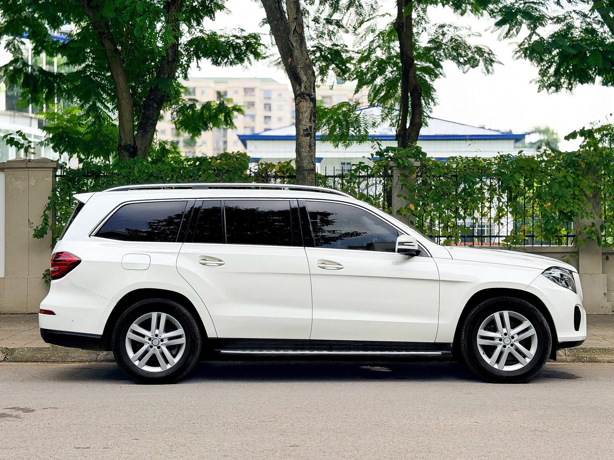 Có 1,5 tỷ, thay vì Everest có thể mua Mercedes-Benz GLS 350d: Được xe Đức sang chảnh nhưng đổi lại đã hết 'nguyên tem' tới 8 năm - Ảnh 3