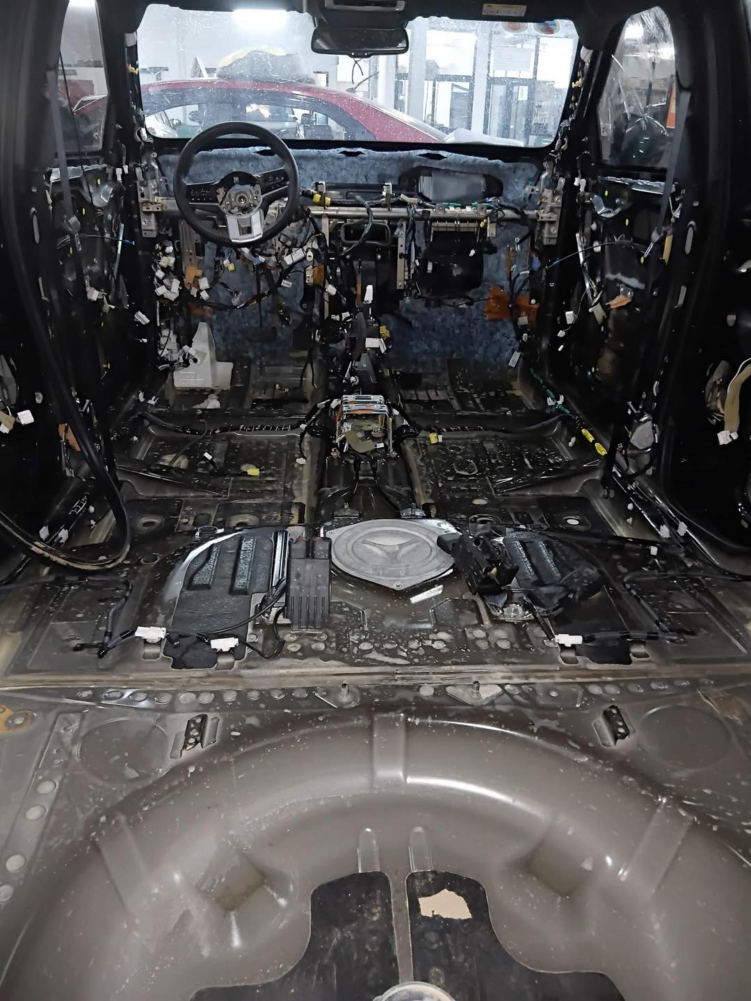 Choáng với hóa đơn 9 chữ số sửa chữa ô tô ngập nước, bằng 90% giá xe mới: Bảo hiểm có bồi thường? - Ảnh 1