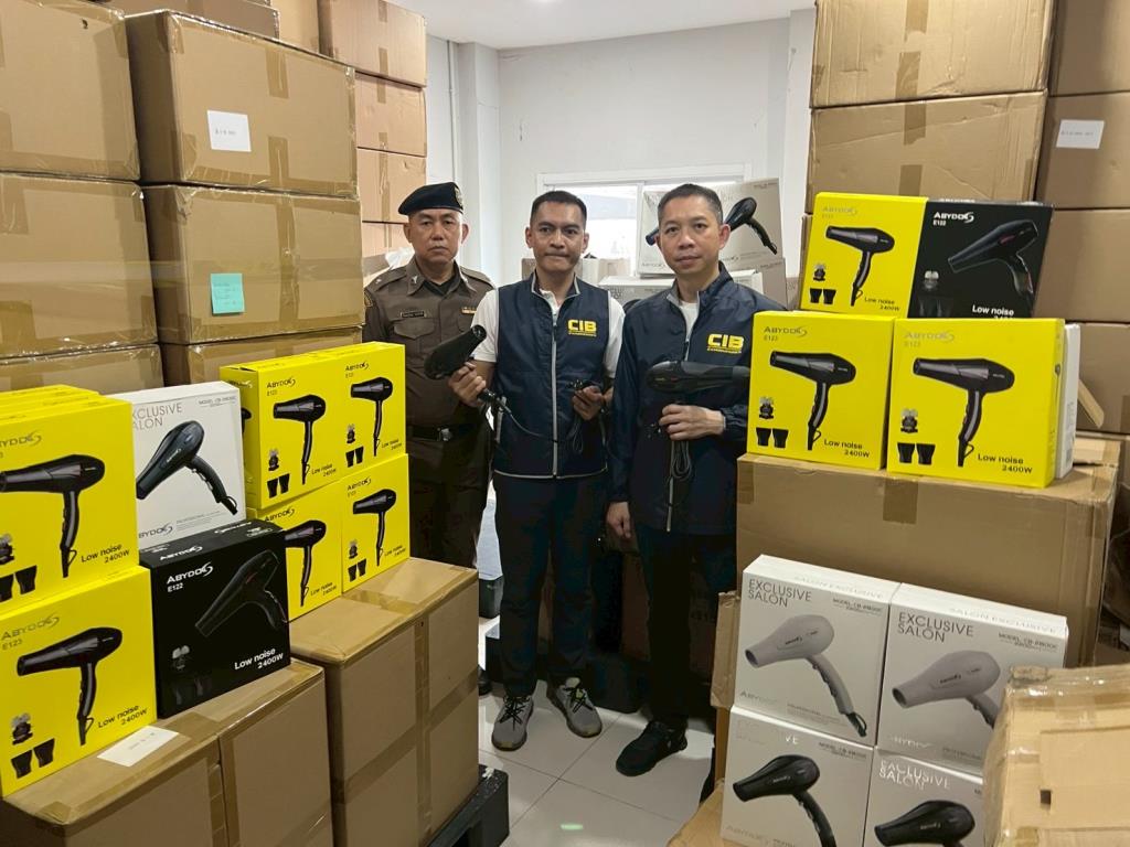 Đột kích 9 kho hàng, công an triệt phá đường dây buôn bán máy sấy tóc giả nhập lậu từ Trung Quốc gây tử vong, tịch thu hơn 13.000 món đồ kém chất lượng - Ảnh 3