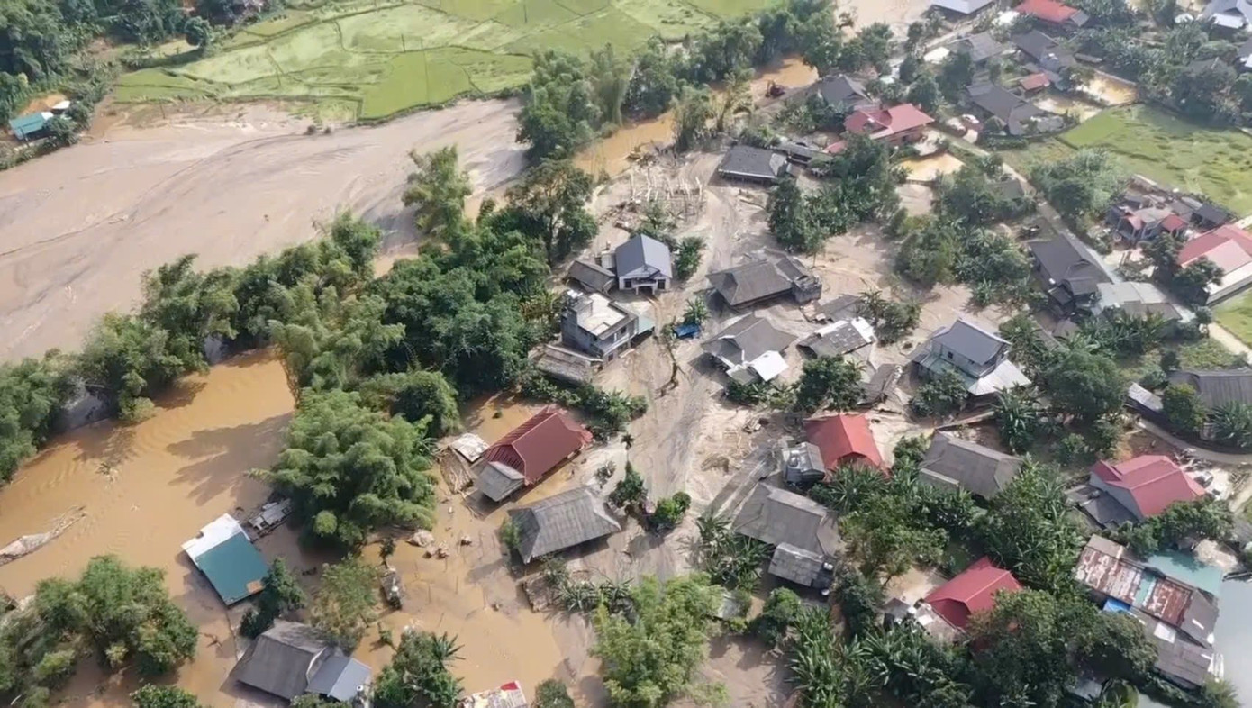 Hơn 100.000 m³ cát trôi vào ngôi làng tại Lào Cai trị giá khoảng 20- 30 tỷ đồng - Ảnh 1