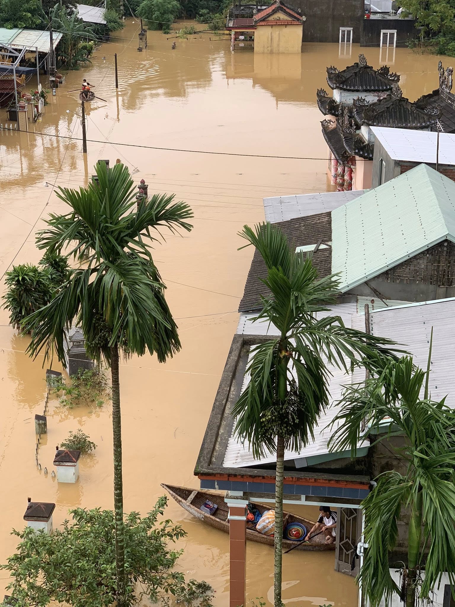 Nắng lên, hàng chục ngàn nhà dân ở Đà Nẵng vẫn ngập sâu trong lũ lịch sử - Ảnh 11