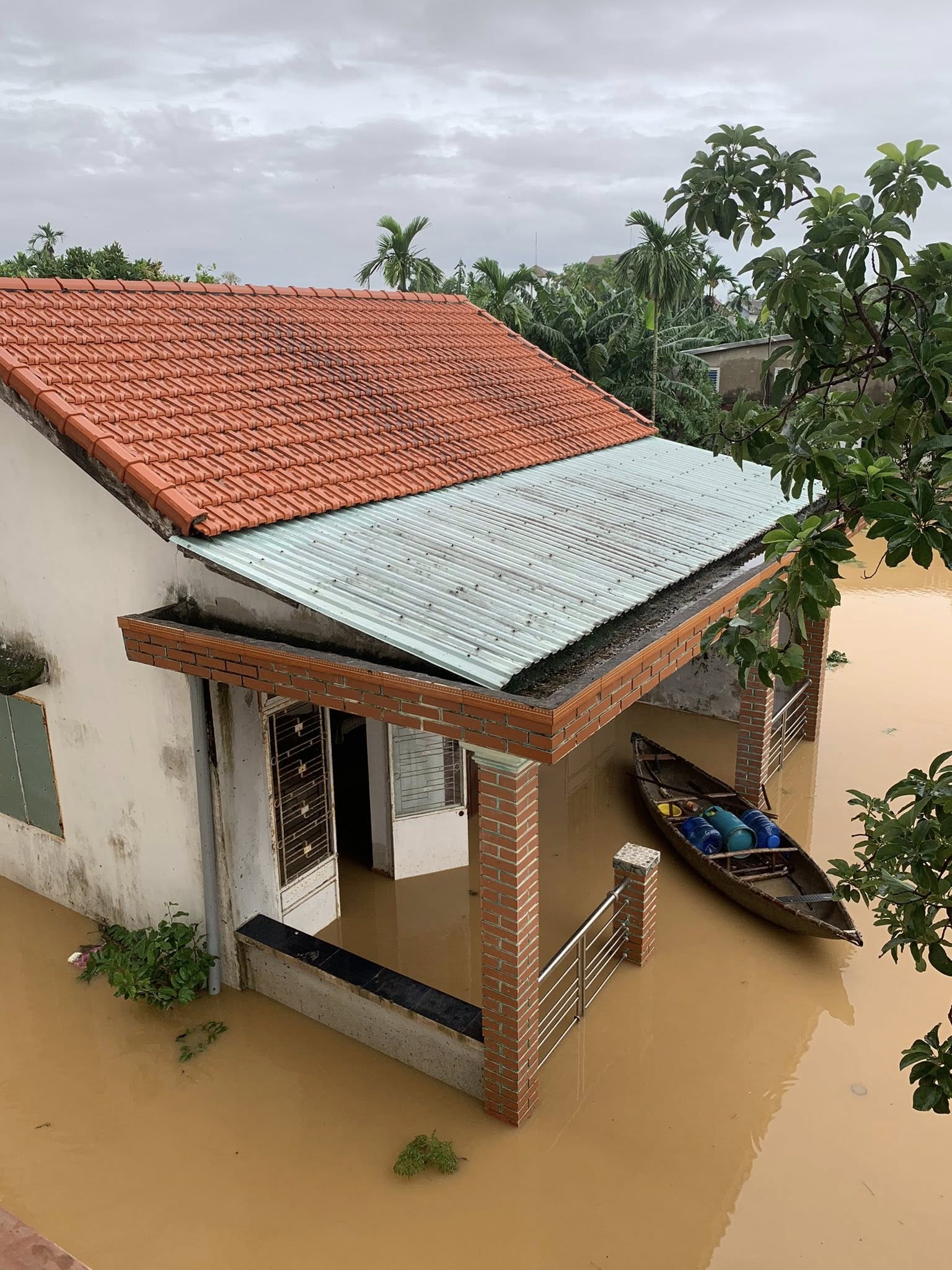 Nắng lên, hàng chục ngàn nhà dân ở Đà Nẵng vẫn ngập sâu trong lũ lịch sử - Ảnh 5