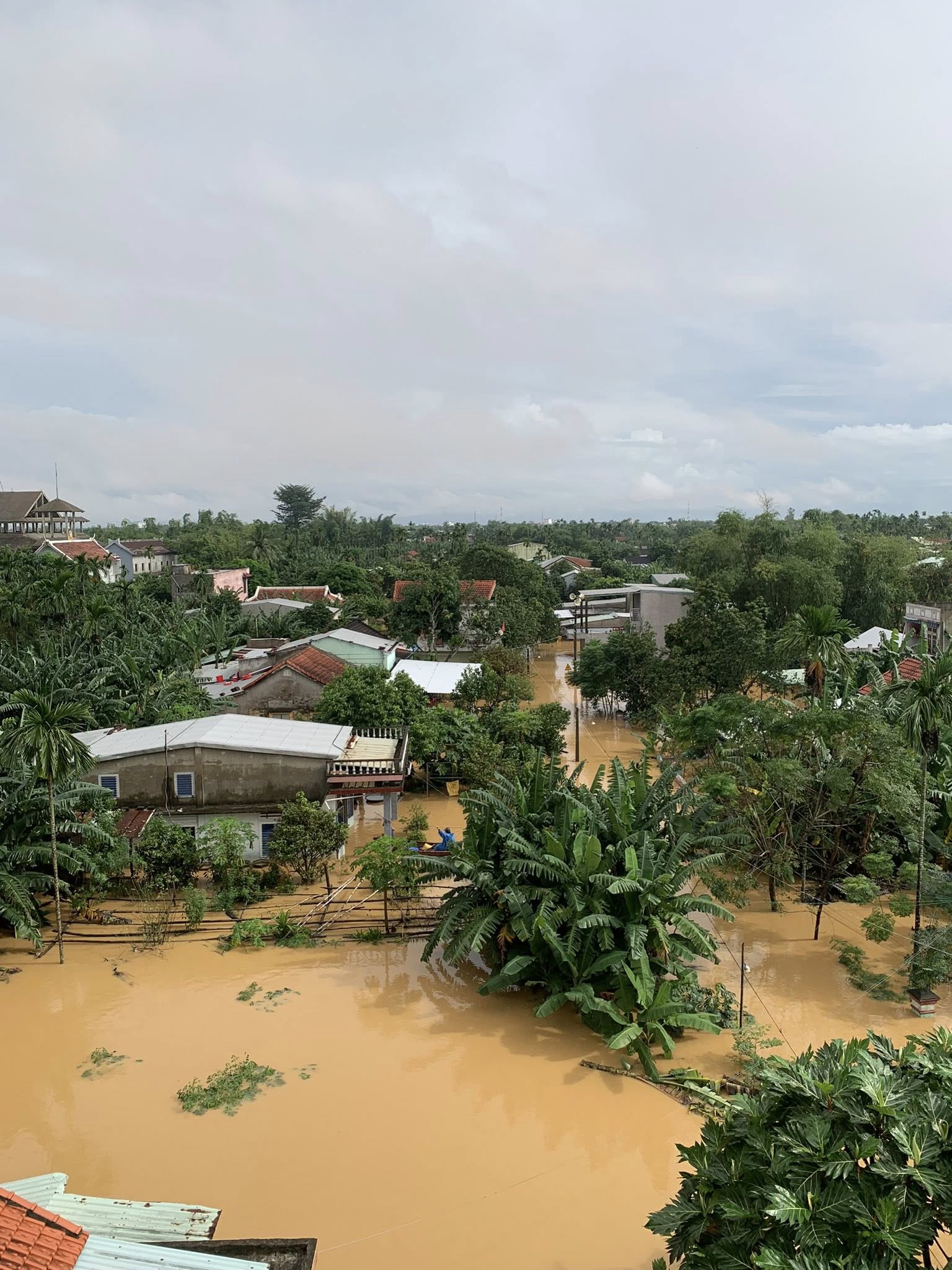 Nắng lên, hàng chục ngàn nhà dân ở Đà Nẵng vẫn ngập sâu trong lũ lịch sử - Ảnh 6