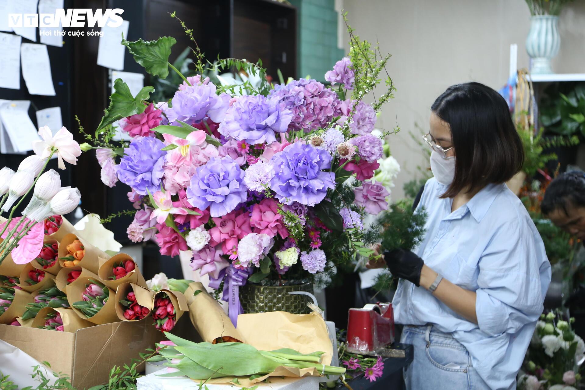 Hoa 'nhà giàu' mỗi bông giá 1 triệu đồng vẫn đắt khách dịp 20/10 - Ảnh 1