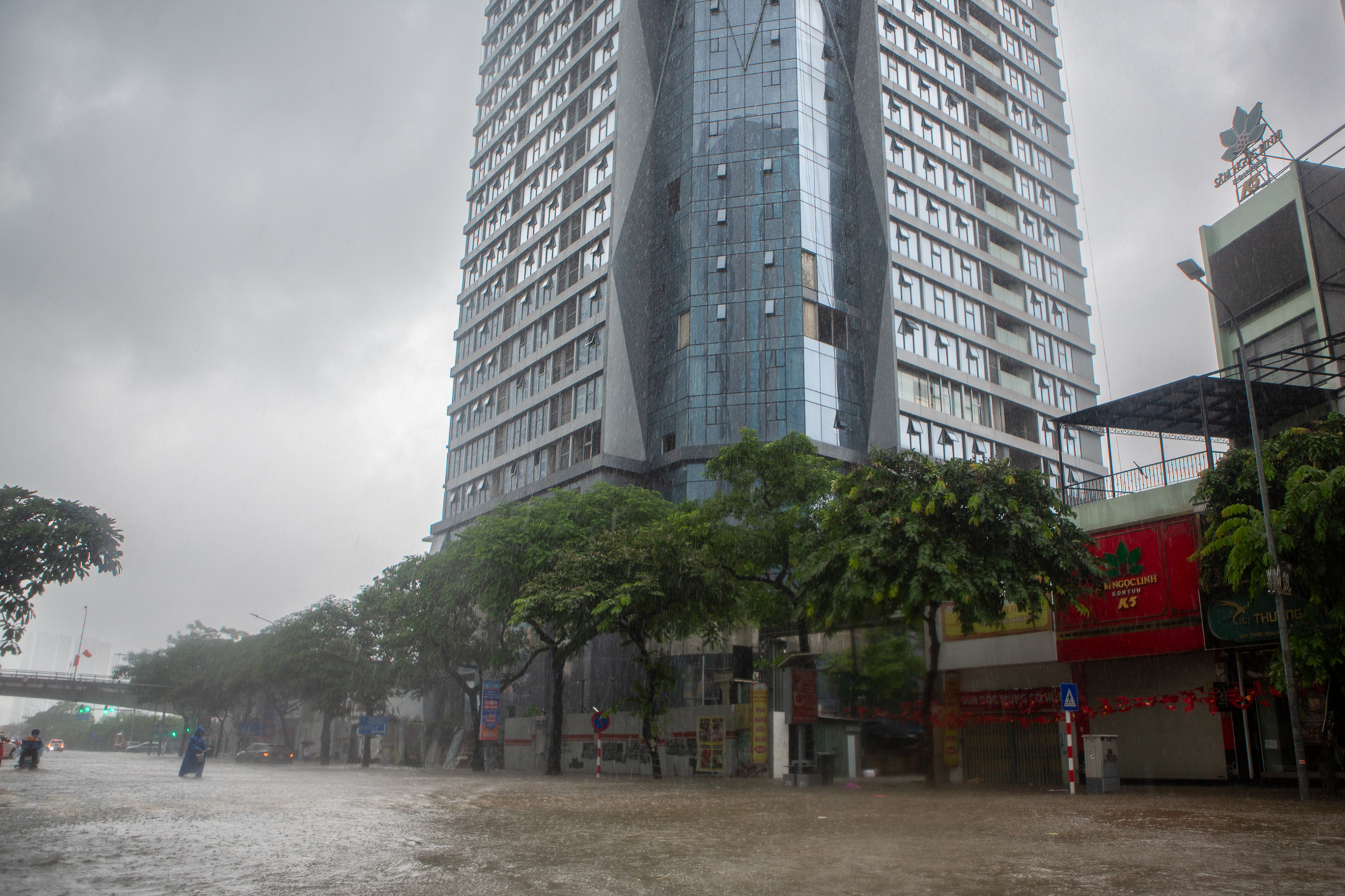 Thay bạn xem nhà ngày mưa: Keangnam hóa “vịnh”, Ciputra thành “cảng nước sâu”, The Summit 216 chìm trong biển nước - Ảnh 6