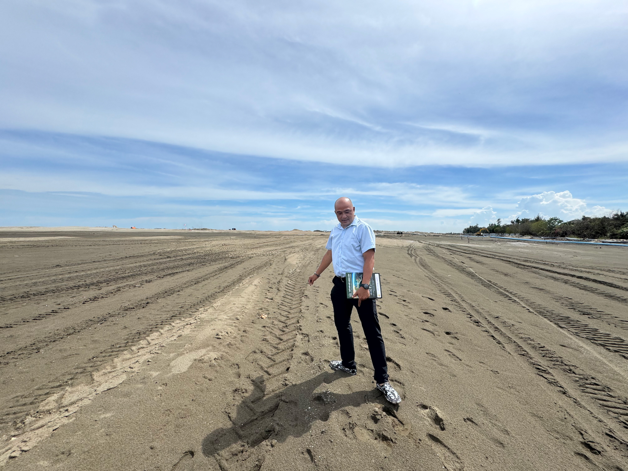 Ngắm cảnh hàng trăm sà lan hoạt động suốt ngày đêm ở đại dự án lấn biển lớn nhất Việt Nam của Vinhomes - Ảnh 9