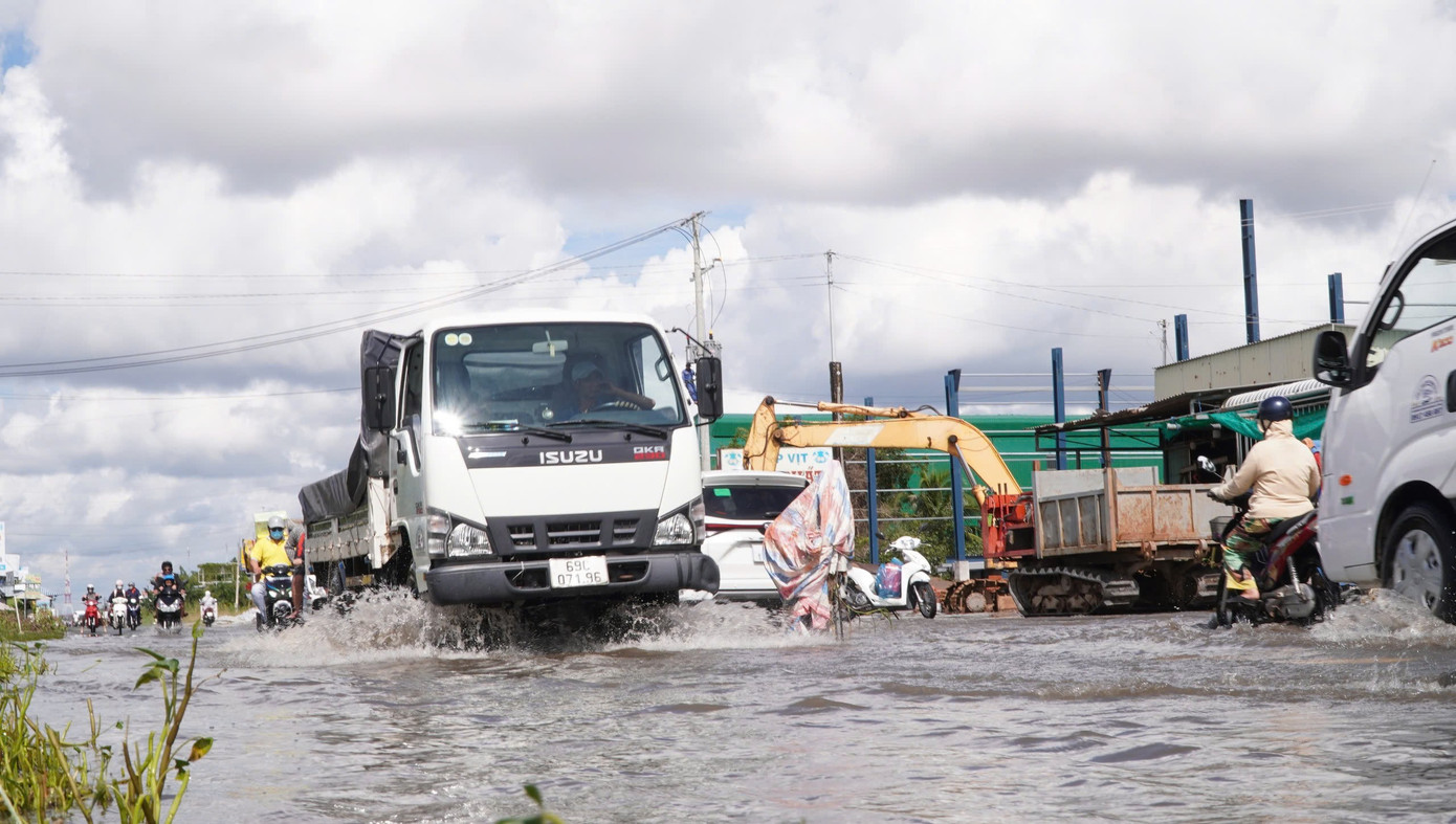 Quốc lộ 1 qua Cà Mau hư hỏng, nhiều ổ gà - Ảnh 6