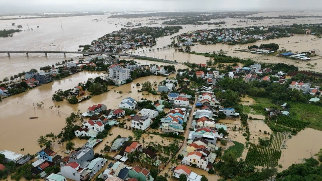 Nước lũ nhấn chìm hơn 66.800 nhà dân ở Đà Nẵng, mưa lớn chưa có dấu hiệu giảm - Ảnh 1