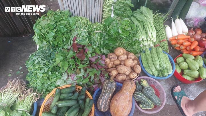 Giá rau xanh ở Hà Nội ‘nhảy múa’, đắt gấp đôi sau bão Bualoi - Ảnh 4
