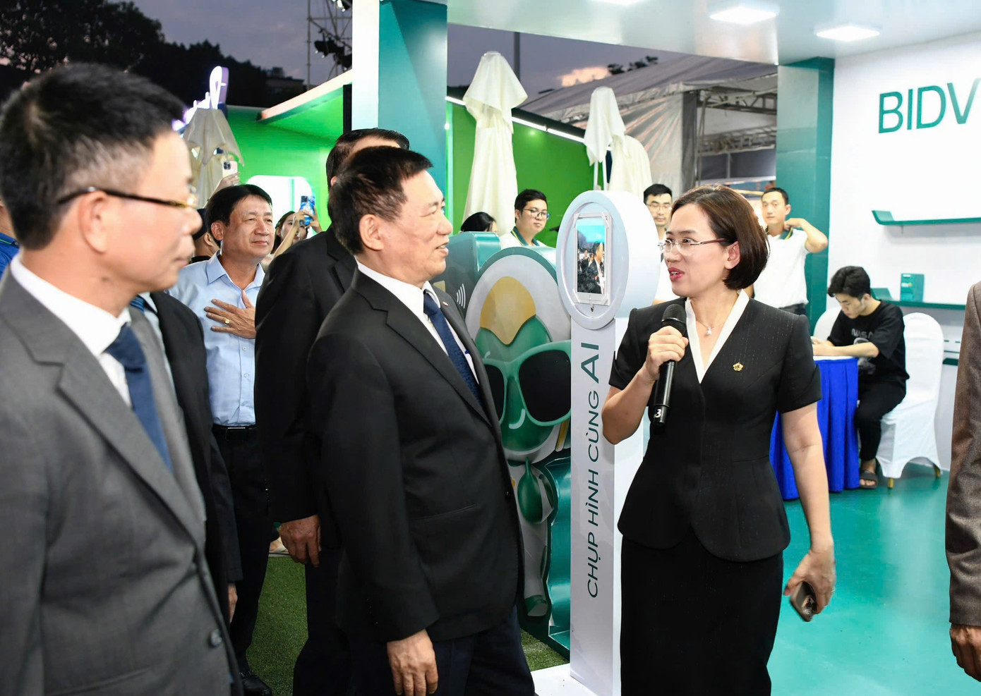 Phó Thủ tướng và các đại biểu tham quan nhiều gian hàng tại Ngày thẻ Việt Nam - Ảnh 8