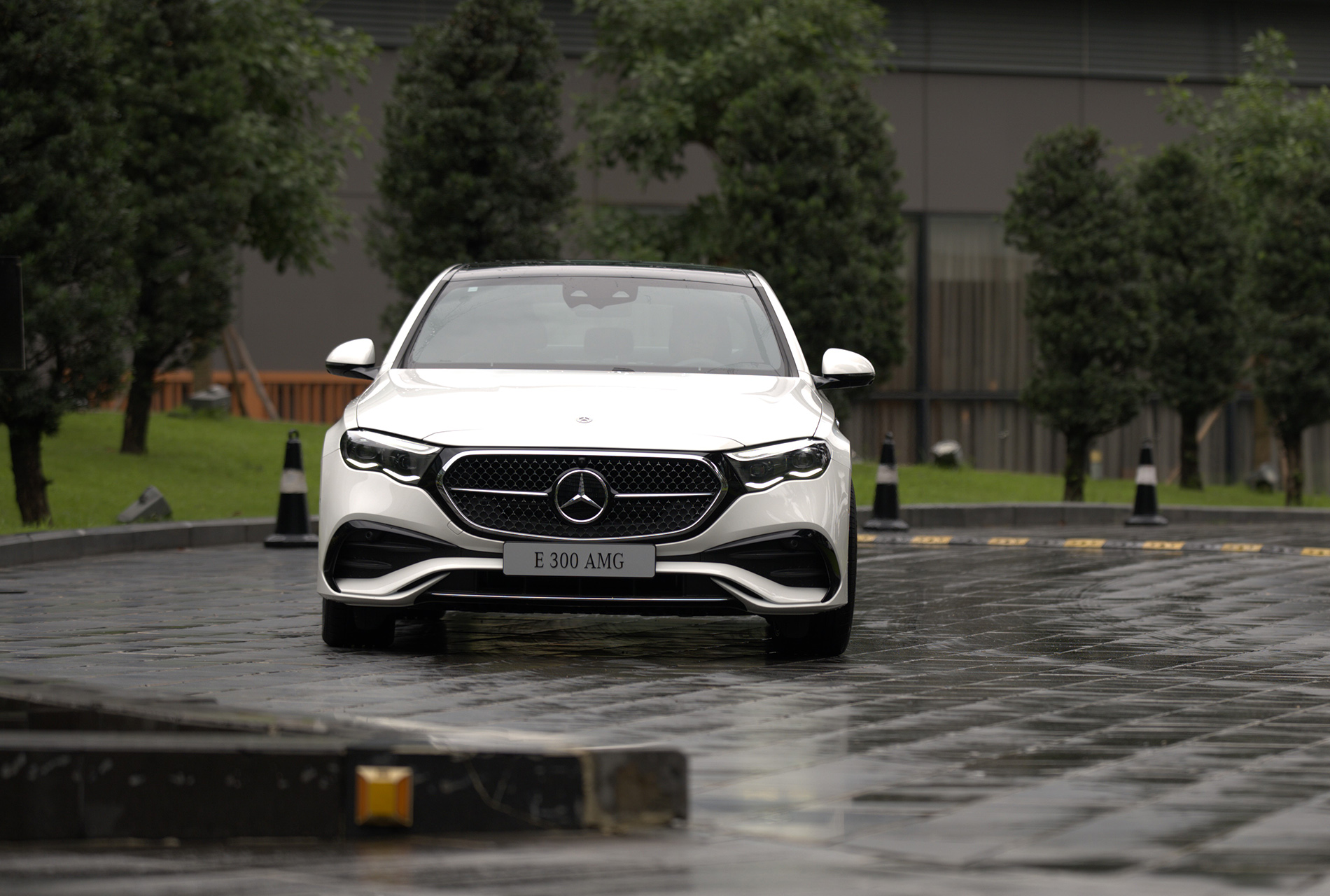 Mercedes-Benz E-Class 2025 chính thức ra mắt tại Việt Nam: Lột xác từ trong ra ngoài, giá 2,45- 3,2 tỷ đồng - Ảnh 7