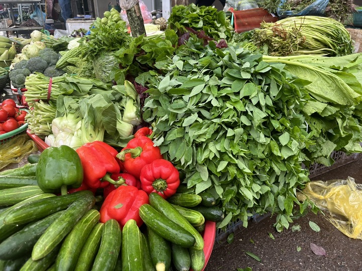 Giá rau xanh ở Hà Nội ‘nhảy múa’, đắt gấp đôi sau bão Bualoi - Ảnh 2