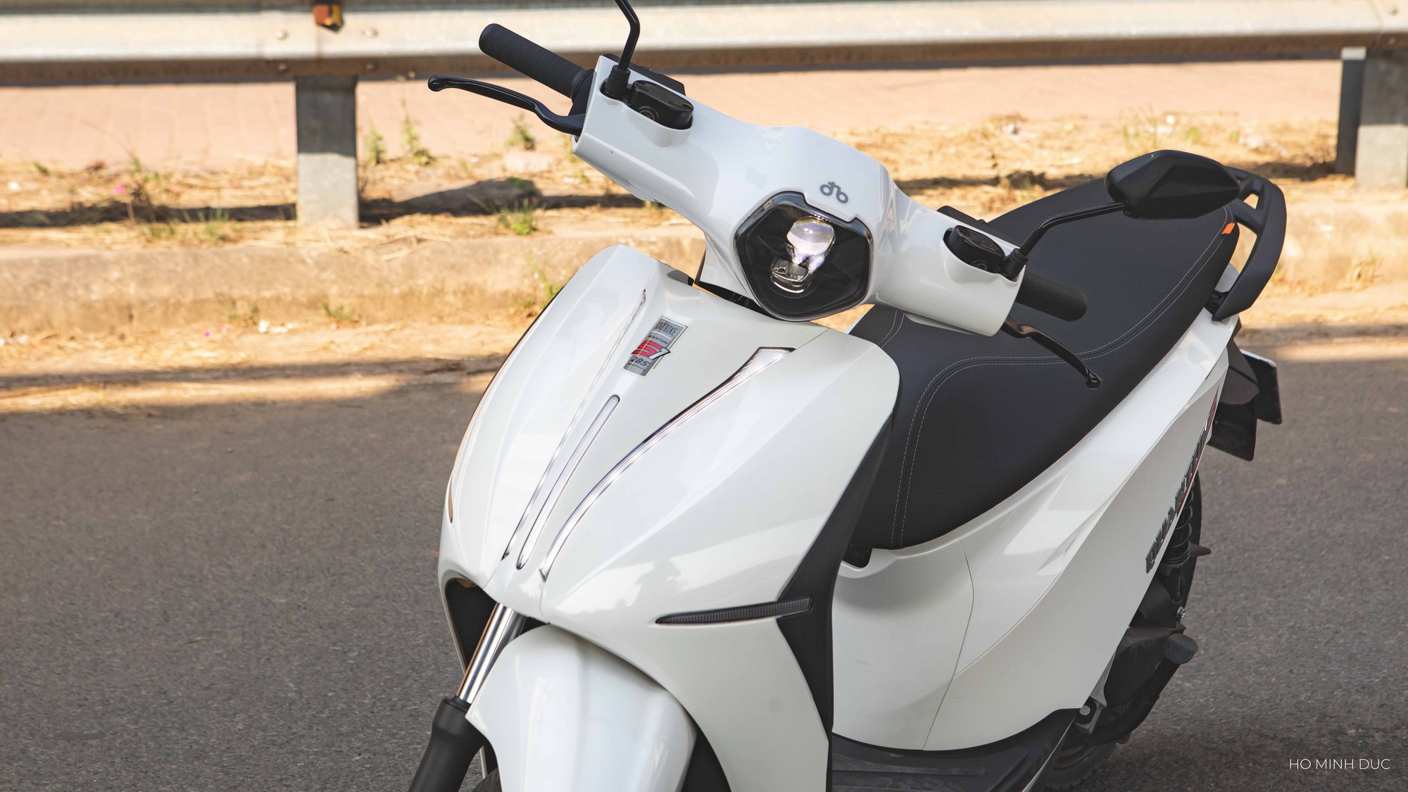 Tứ bề là nước, tài xế vẫn vô tư chở khách "qua sông": Là xe điện đi xa nhất Việt Nam, sản xuất ở TP.HCM - Ảnh 4