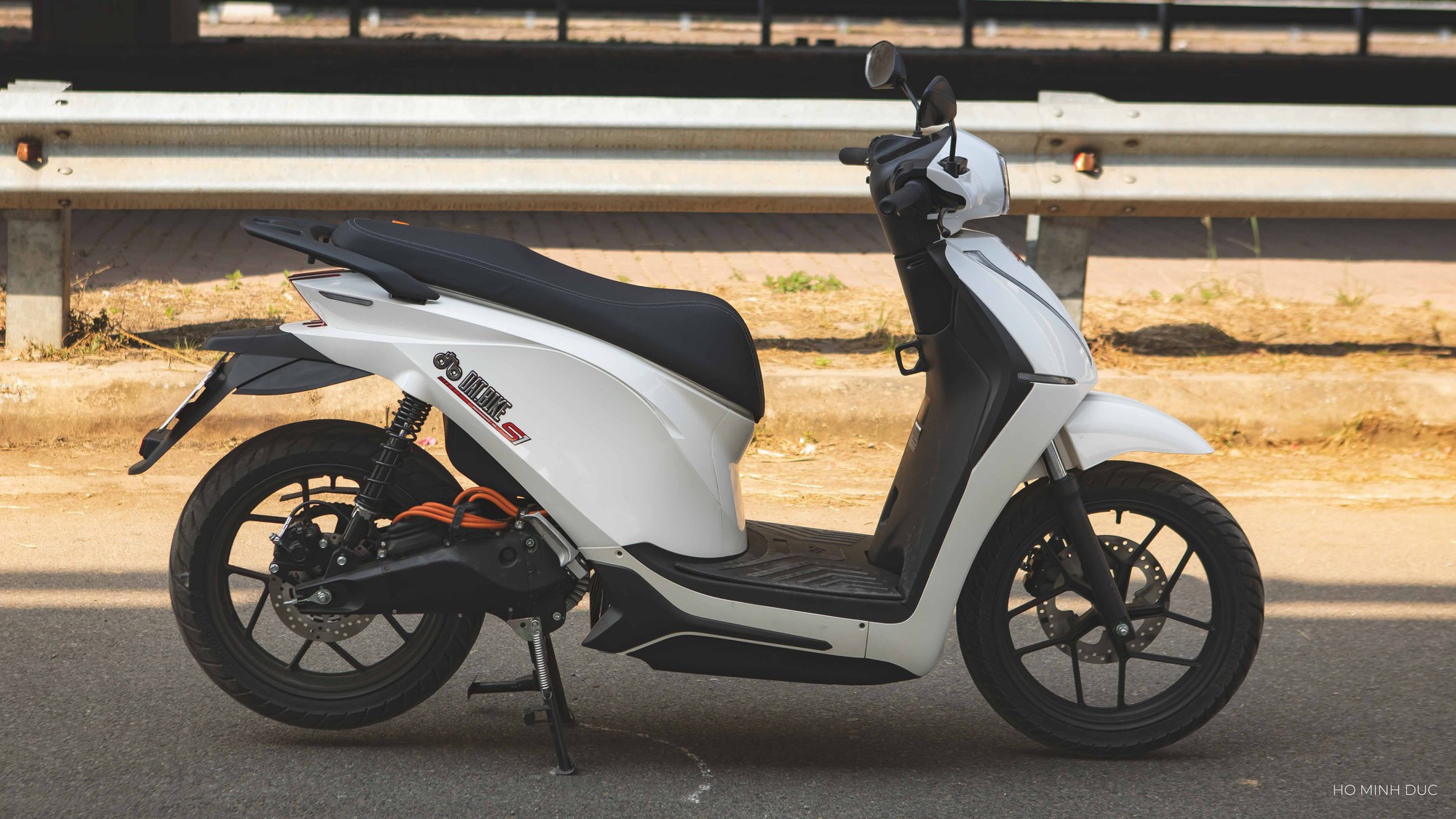 Tứ bề là nước, tài xế vẫn vô tư chở khách "qua sông": Là xe điện đi xa nhất Việt Nam, sản xuất ở TP.HCM - Ảnh 5