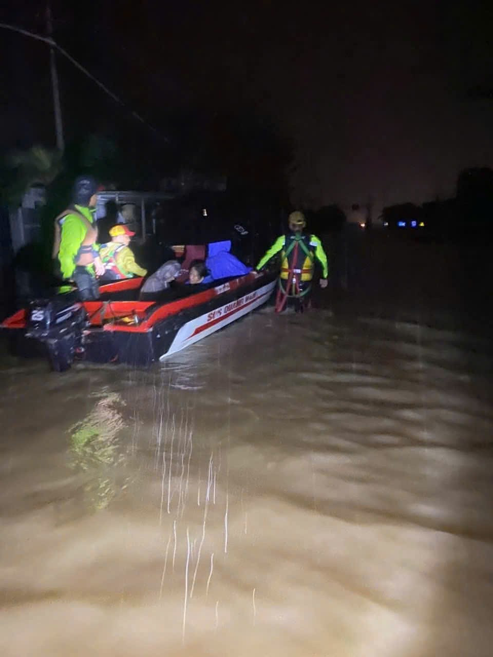 Nước lũ nhấn chìm hơn 66.800 nhà dân ở Đà Nẵng, mưa lớn chưa có dấu hiệu giảm - Ảnh 3