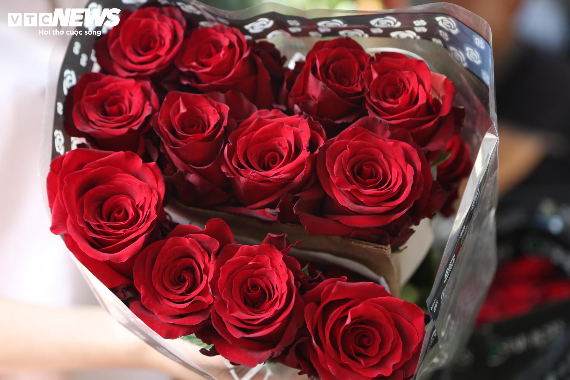 Hoa 'nhà giàu' mỗi bông giá 1 triệu đồng vẫn đắt khách dịp 20/10 - Ảnh 6