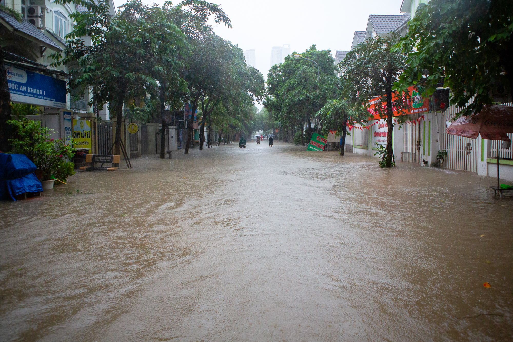 Thay bạn xem nhà ngày mưa bão: Geleximco hoá làng chài, Vinhomes Smart City vẫn thông thoáng - Ảnh 12