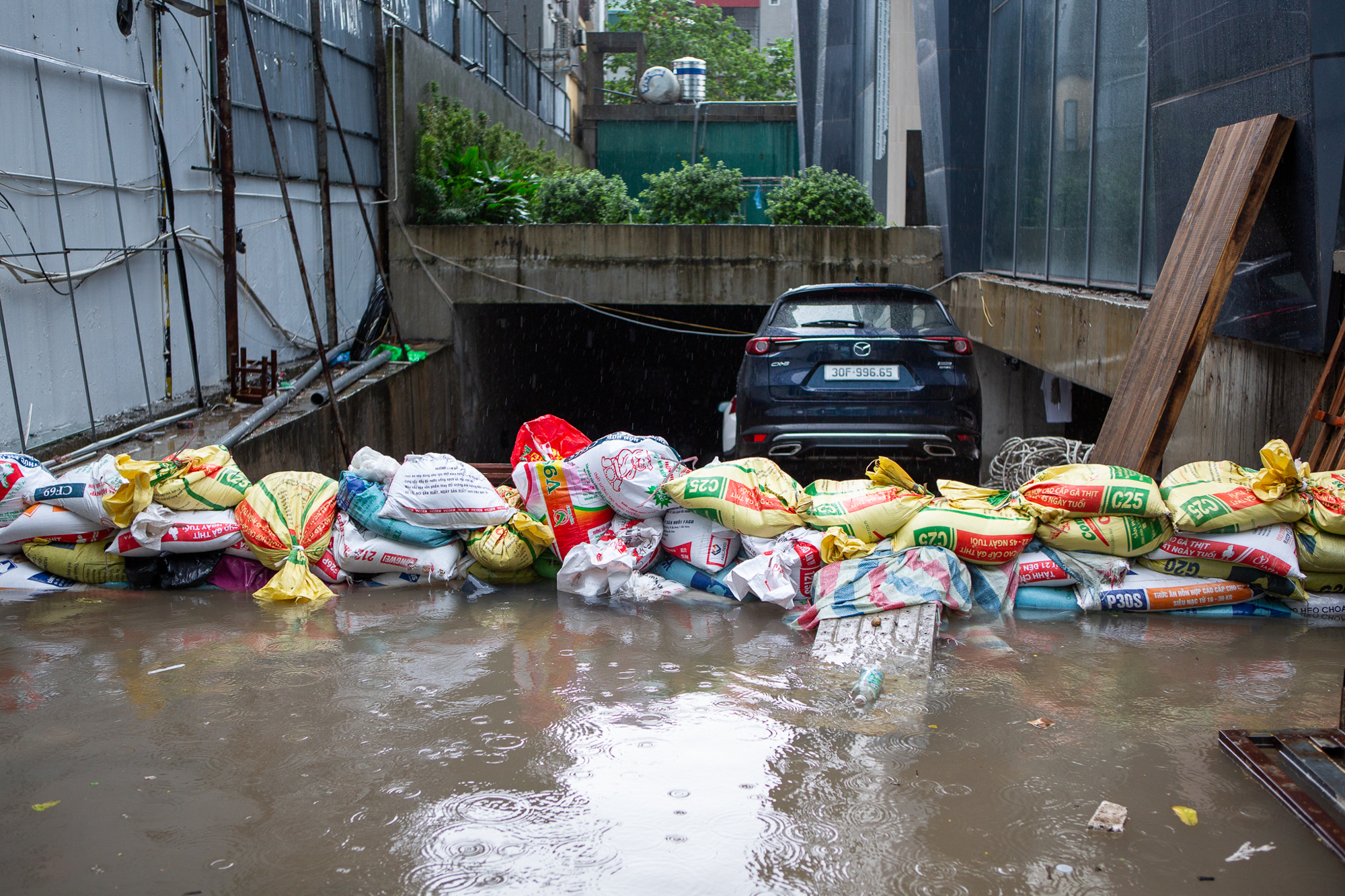 Thay bạn xem nhà ngày mưa: Keangnam hóa “vịnh”, Ciputra thành “cảng nước sâu”, The Summit 216 chìm trong biển nước - Ảnh 7