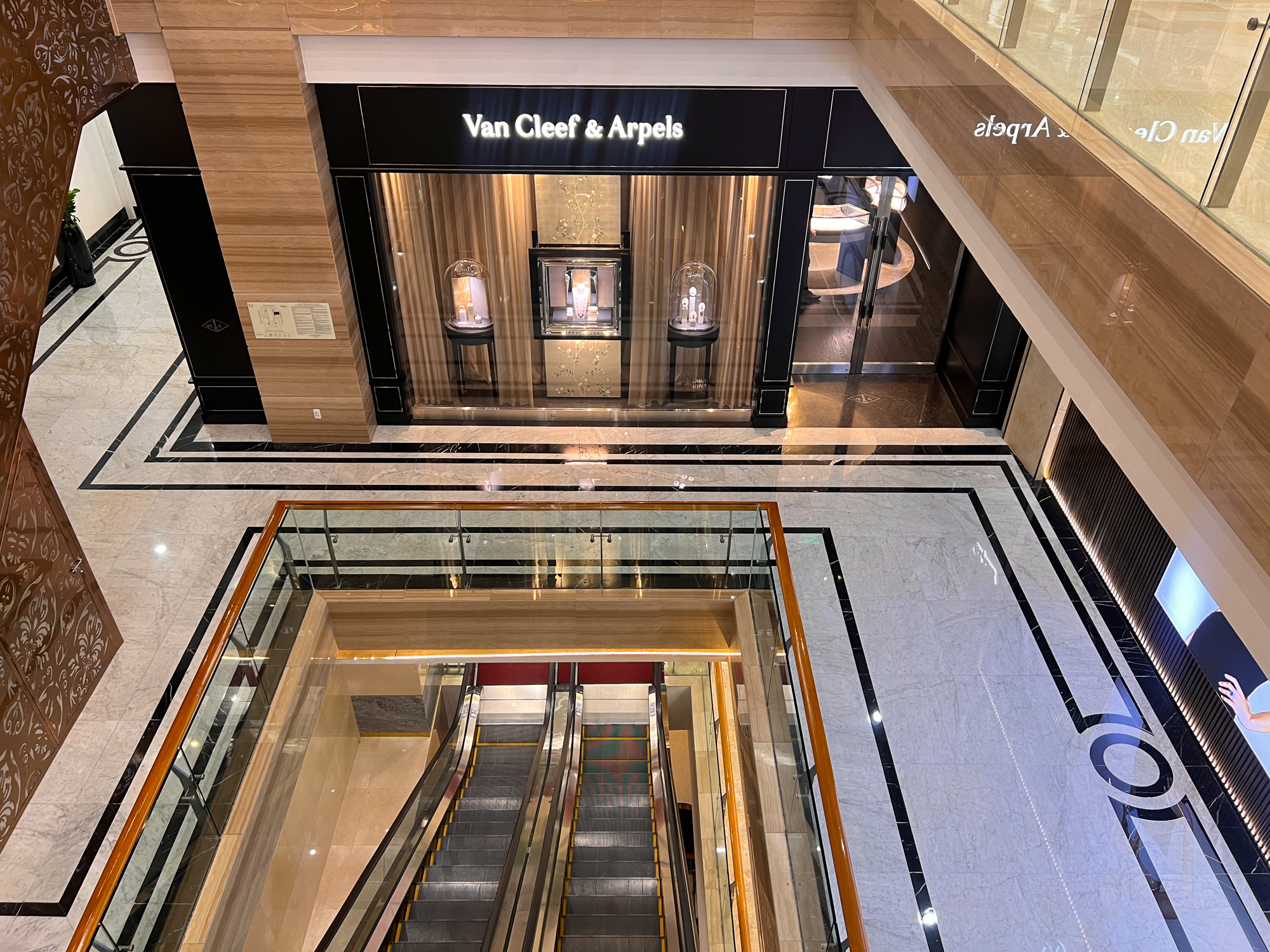 Ngắm tòa nhà đầu tiên kết nối với ga metro: Nơi Hermès, Dior, Bvlgari hội tụ, từng 'nằm trong tay' tỷ phú Phạm Nhật Vượng - Ảnh 8