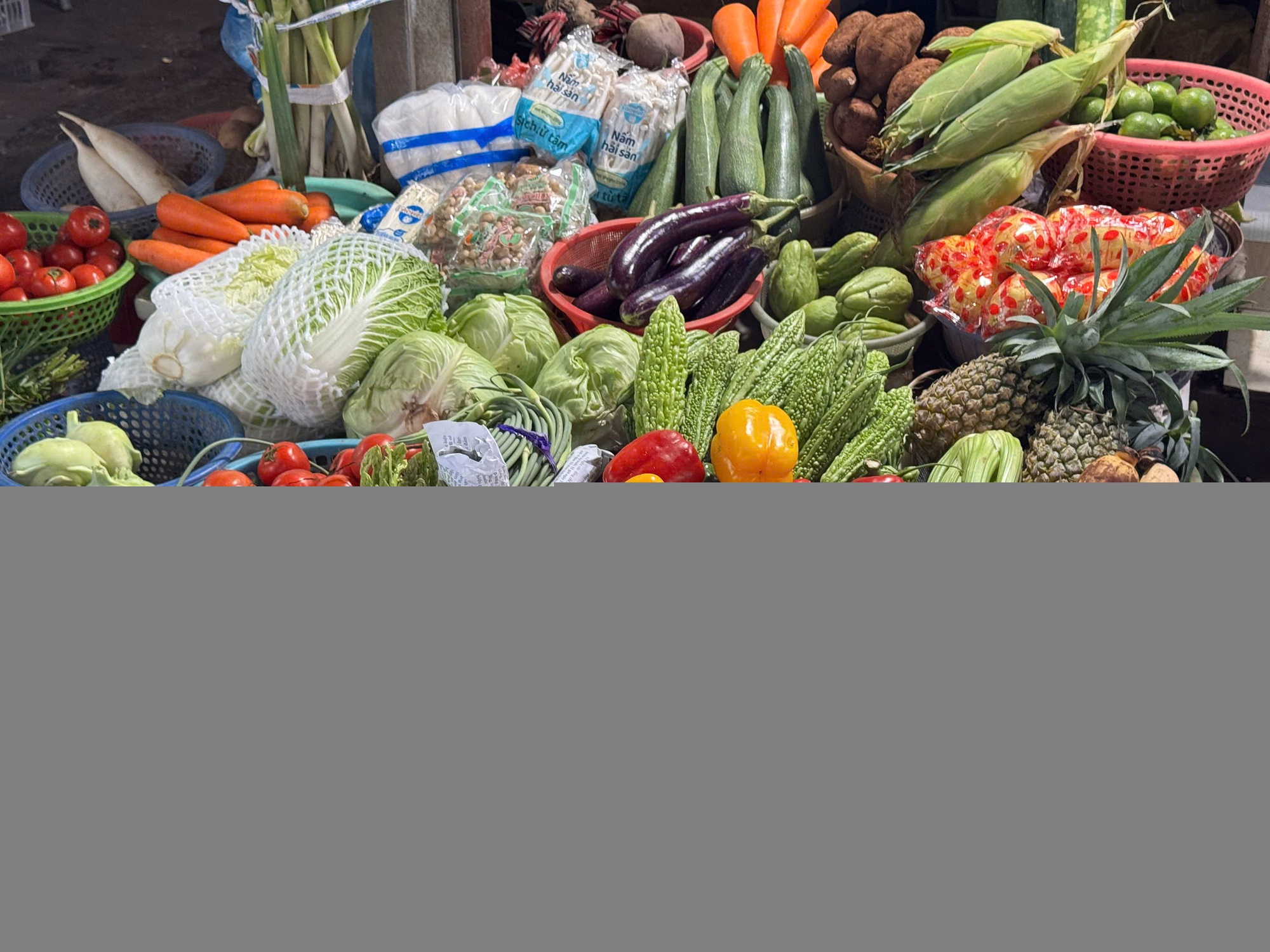 Giá rau xanh tại Hà Nội tăng gấp ba sau mưa bão - Ảnh 3